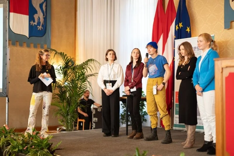 Junge Gründerinnen und Moderatorin Regine Eitelbös auf der Bühne beim Entrepreneurship4Youth Festival des Vereins IFTE.