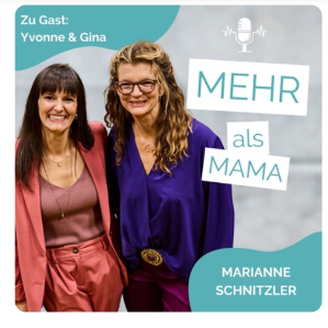 Zwei Frauen smiling, die eine trägt einen roten Blazer, die andere eine lila Bluse, im Hintergrund ein grafisches Design mit Mikrofon und Text auf Deutsch.