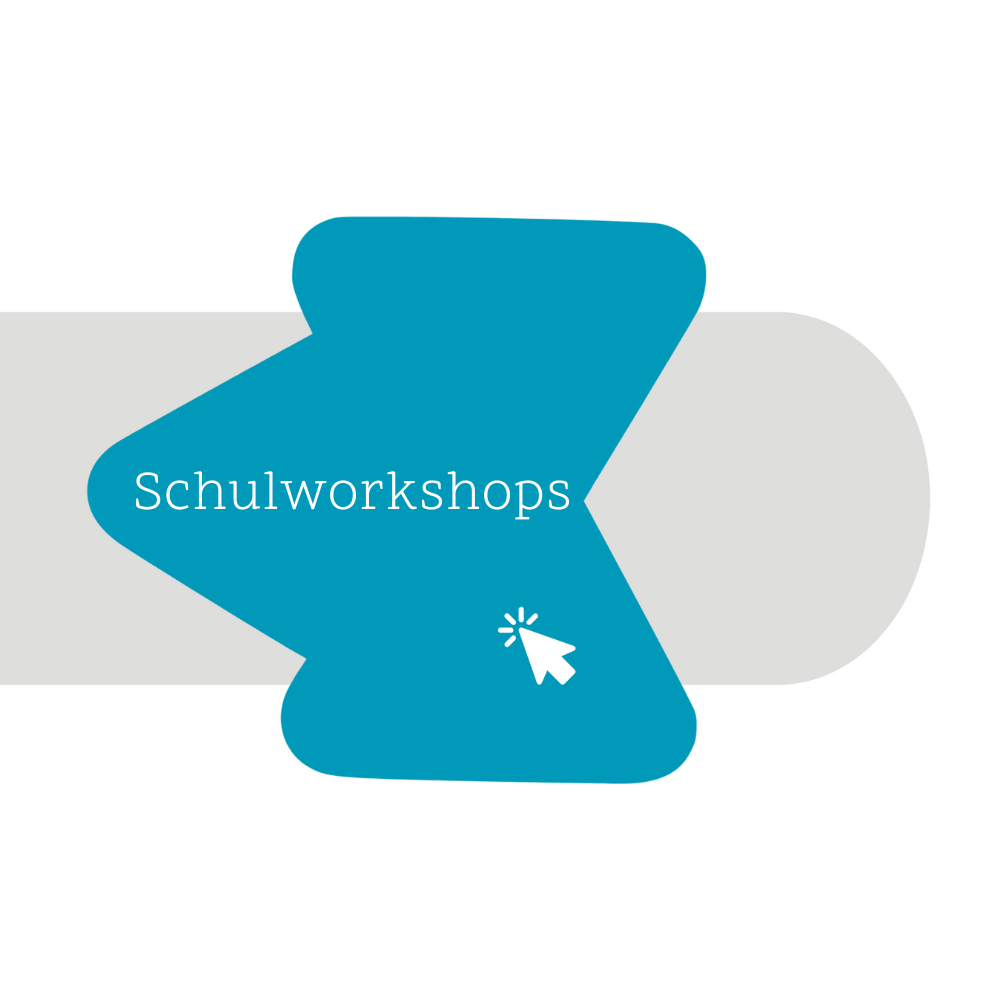 Digitales Element mit Pfeil in Blau, beschriftet mit 'Schulworkshops', mit Mauszeiger-Symbol darunter.