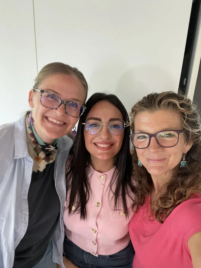 Regine Eitelbös gemeinsam mit Adela und Chahnaz im Rahmen des MADITA-Projekts PERMA@home zur Stärkung von Familien.