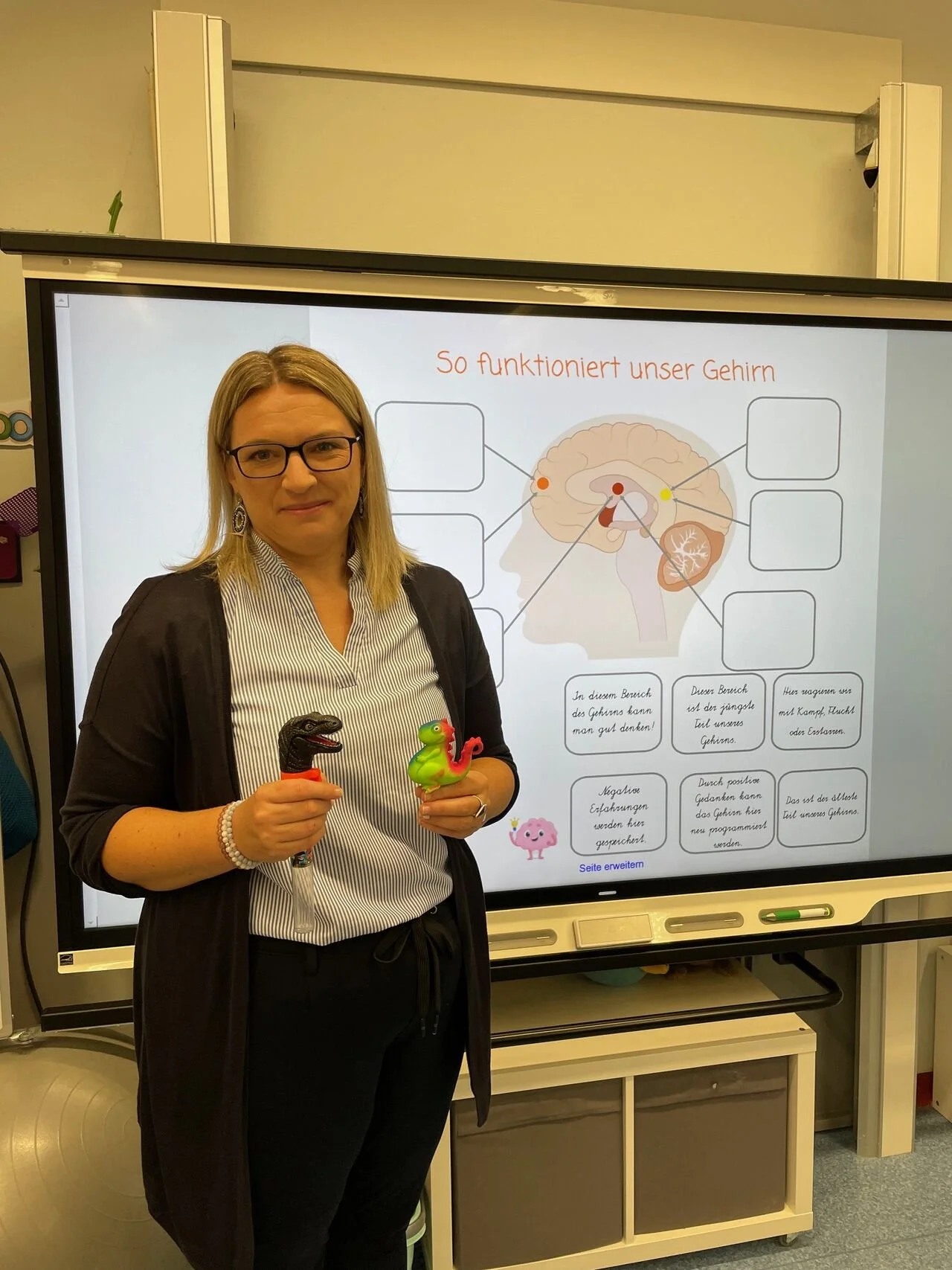 Lehrerin Sandra spricht vor ihrer Klasse über Achtsamkeit im Rahmen des Programms „Jedes Kind stärken“.