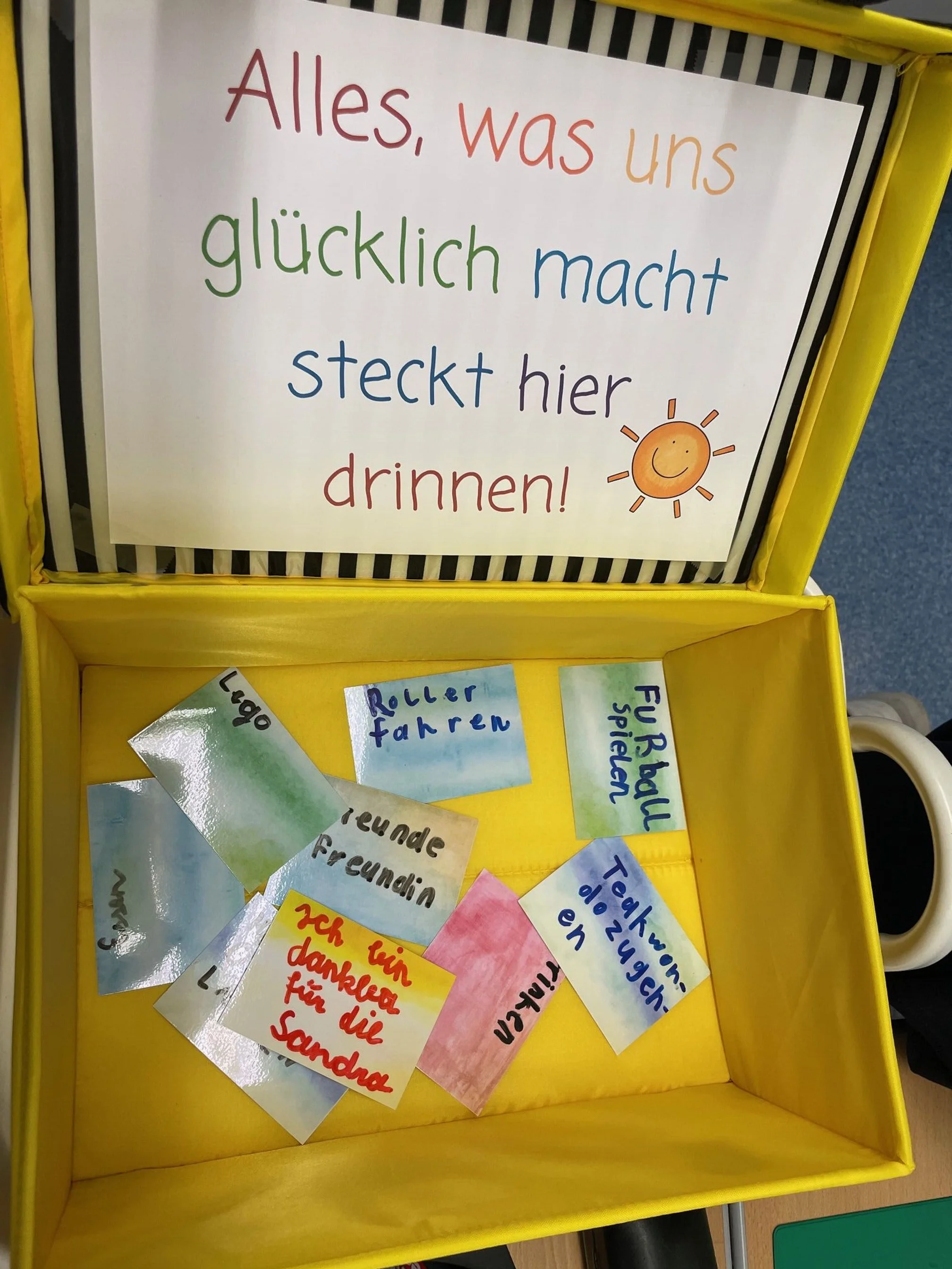 Liebevoll gestaltete Achtsamkeitsstation - Alles was uns glücklich macht -  im Klassenzimmer der Volksschule Guntramsdorf II.