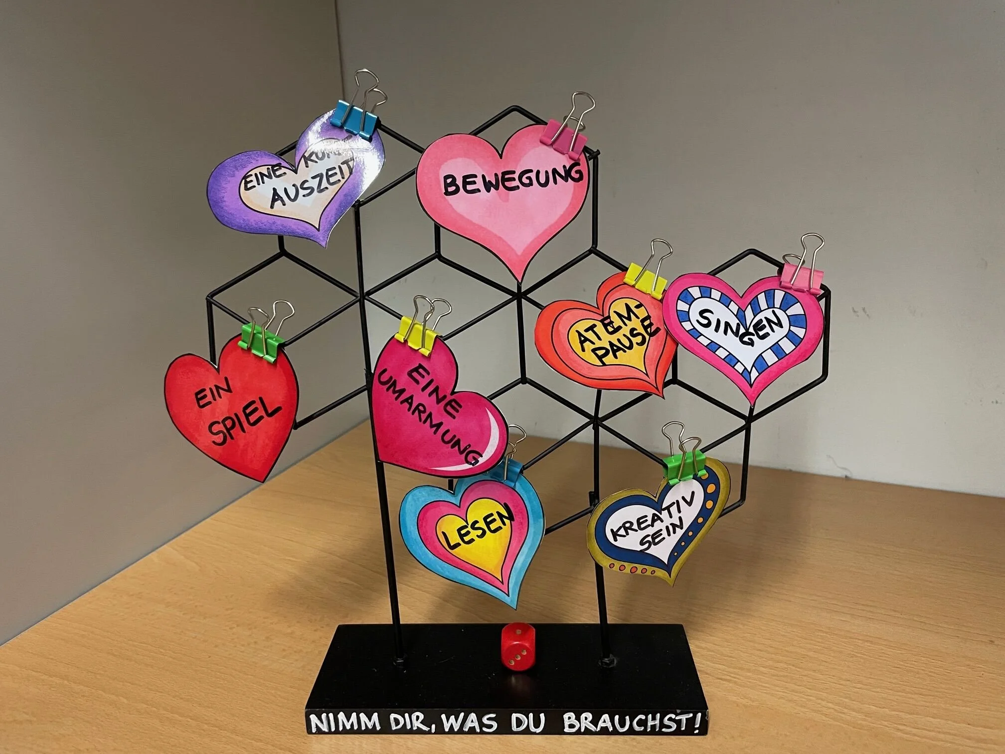 Liebevoll gestaltete Achtsamkeitsstation - Nimm dir was du brauchst -  im Klassenzimmer der Volksschule Guntramsdorf II.