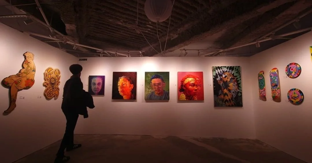 ...
Center-stage: Jeff Huntington, aka Jahru (@jahru), a Filipino American painter whose work explores contemporary narratives through bold and thoughtful imagery.

Huntington earned an MFA from the Art Institute of Chicago and a BFA from the Corcora