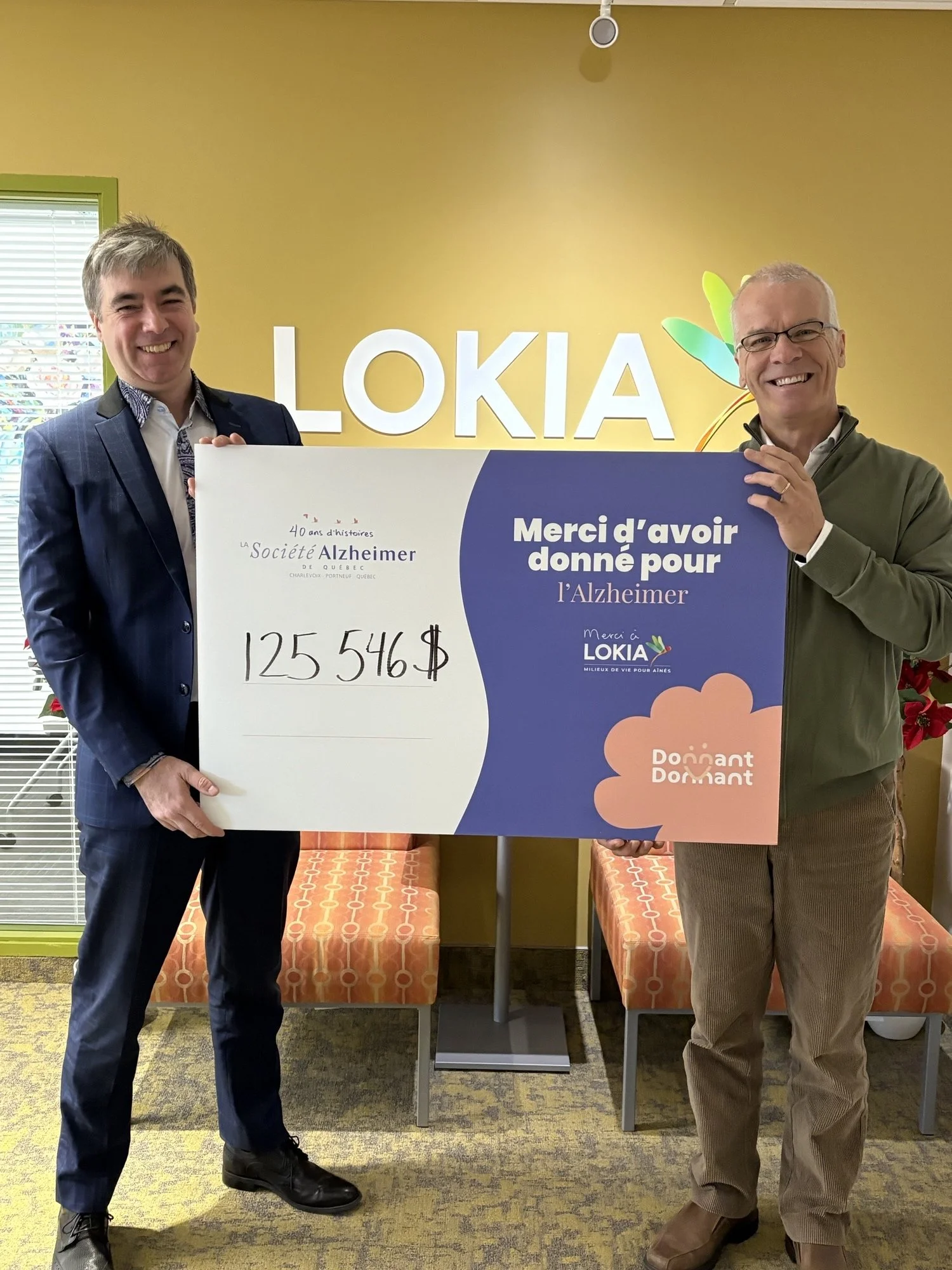 photo de 2 hommes avec un chèque