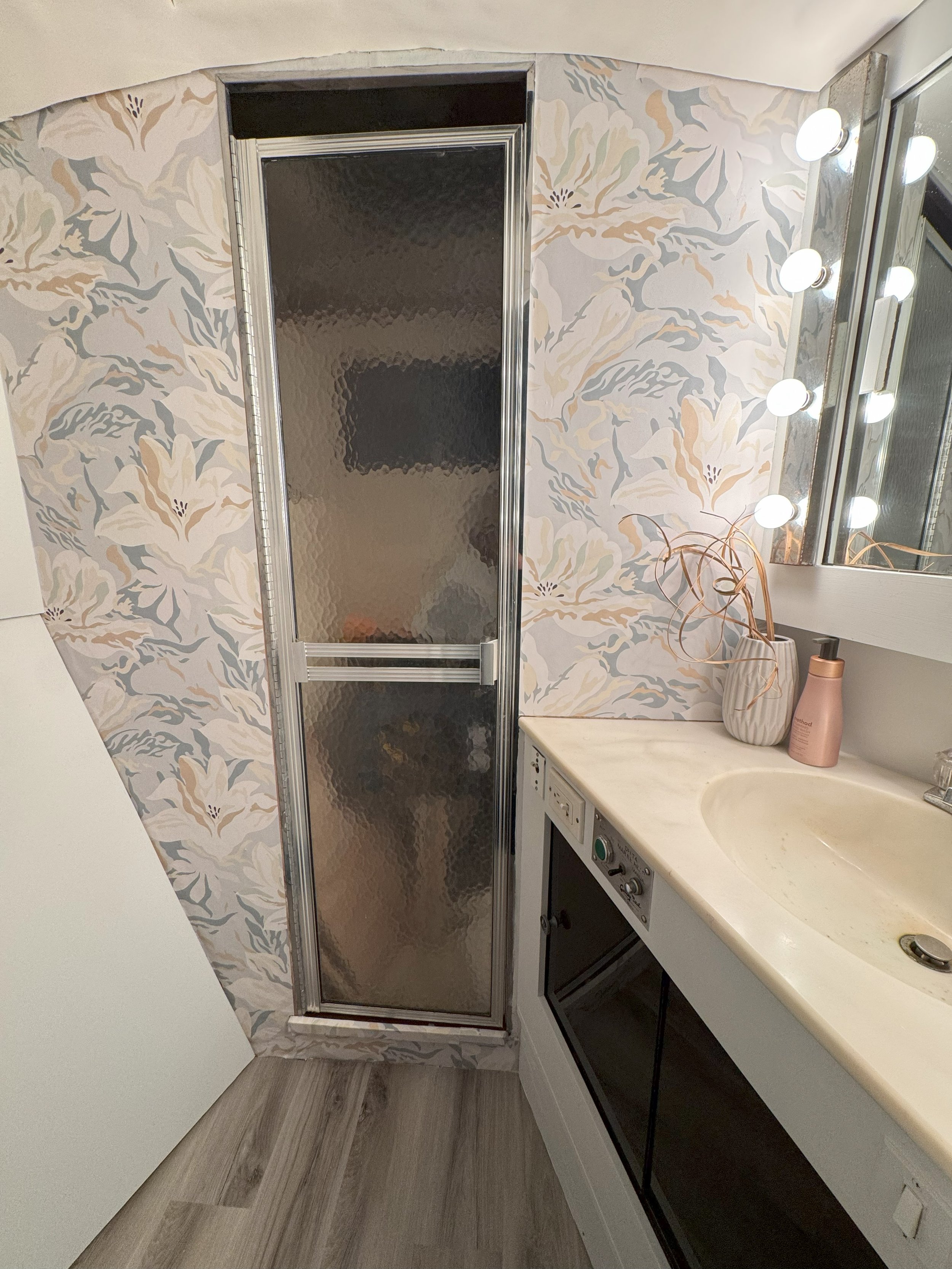 Bathroom 2 equipped with shower and sink