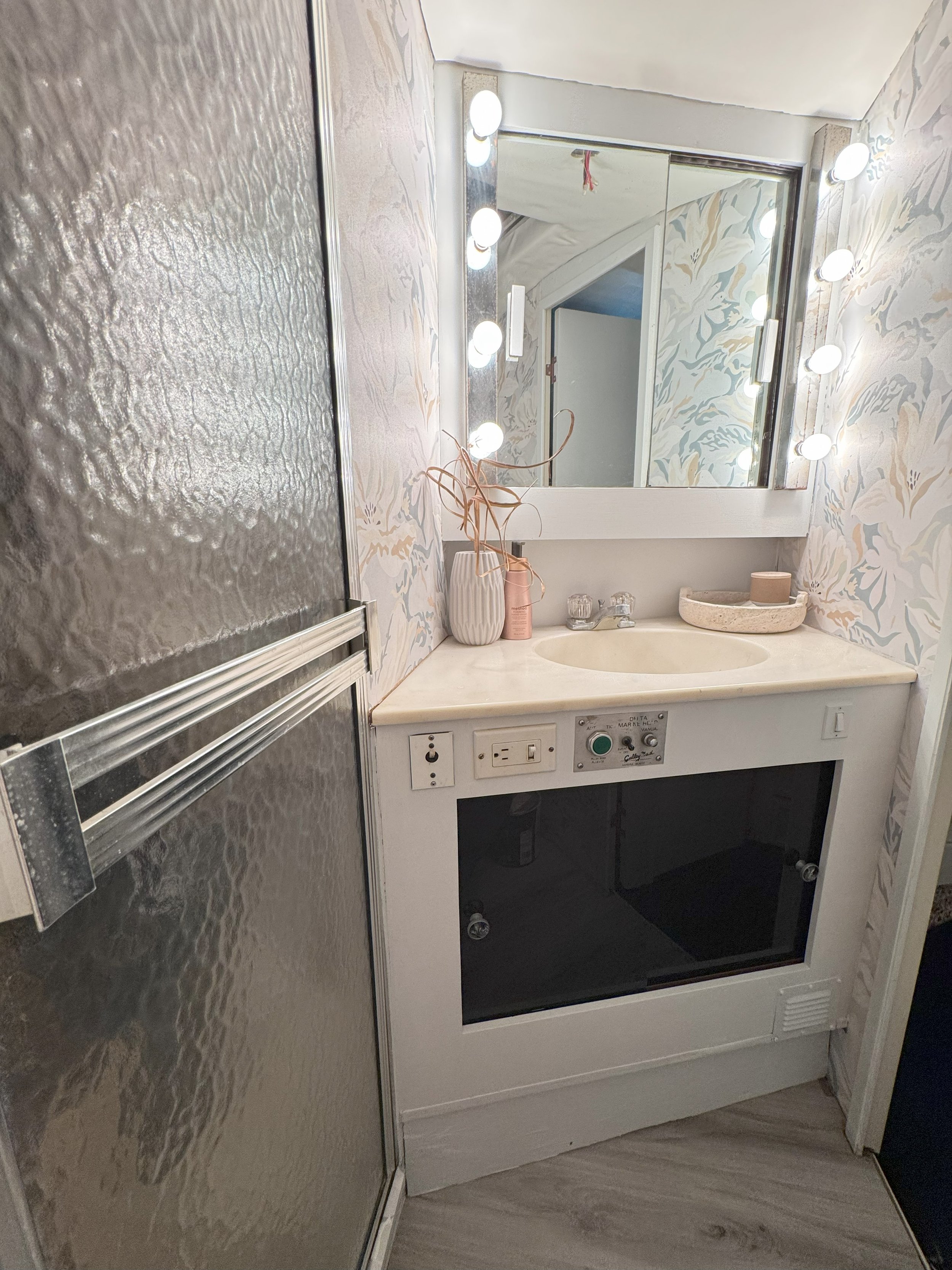 Bathroom 2 equipped with shower and sink