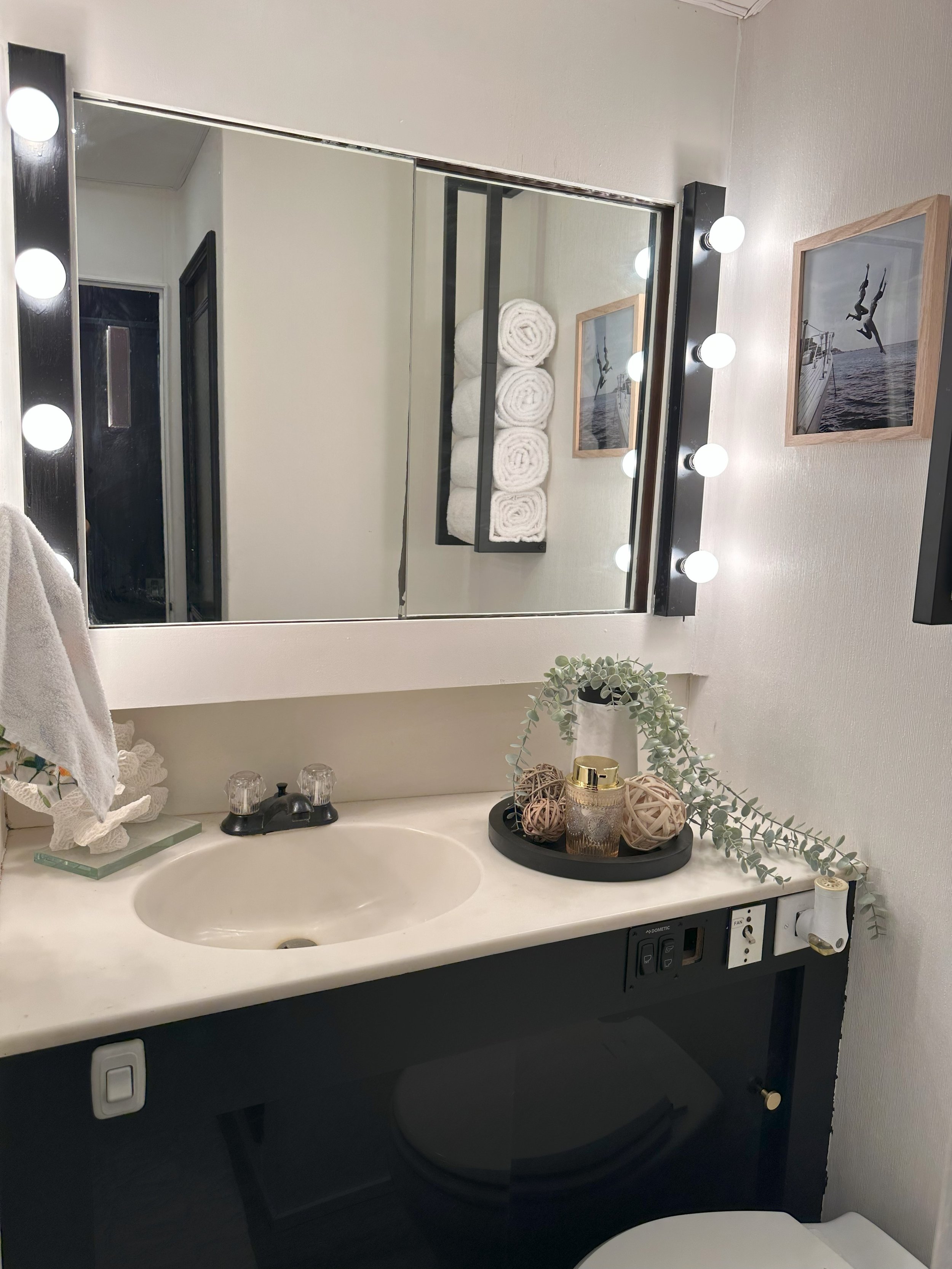 Bathroom 1 equipped with sink, toilet and shower