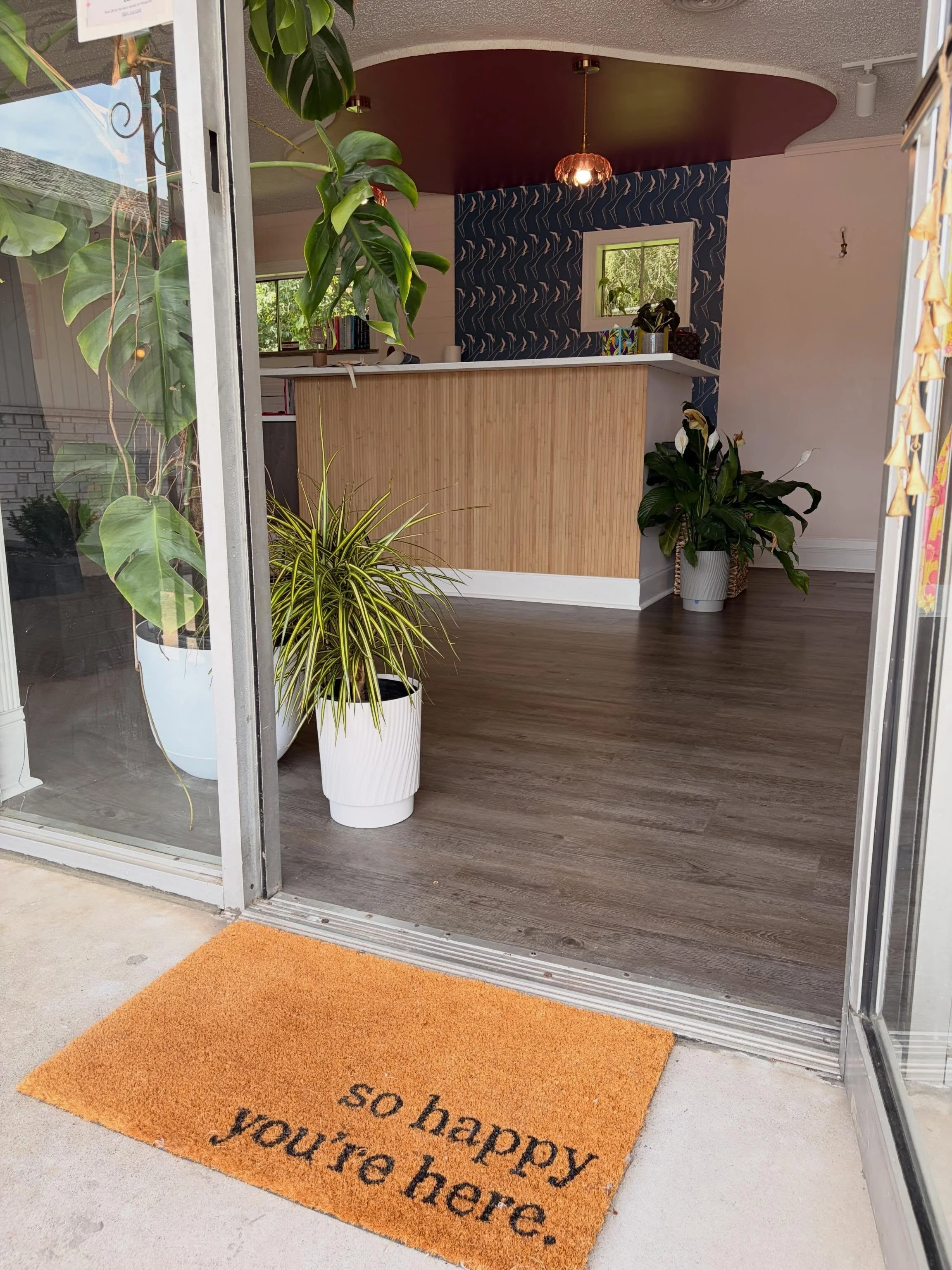 When I worked with Lucky at @laksmi_interior_designs there were so many recommendations she made based on experience that helped make Surseen the space it is today, but the one thing I may have been most excited about was this wallpaper she found. 

