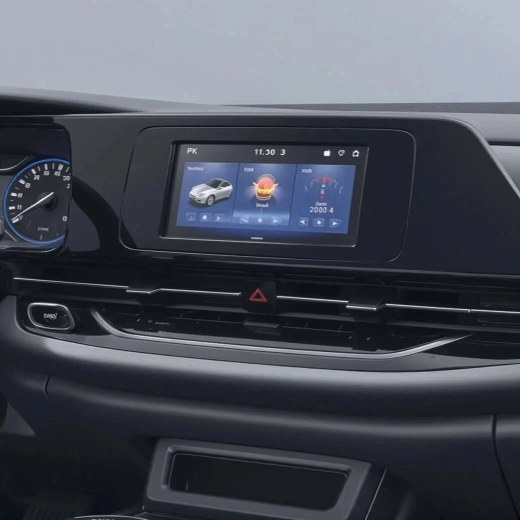 Pantalla de sistema de infoentretenimiento en el tablero de un coche, que muestra iconos y datos digitales.