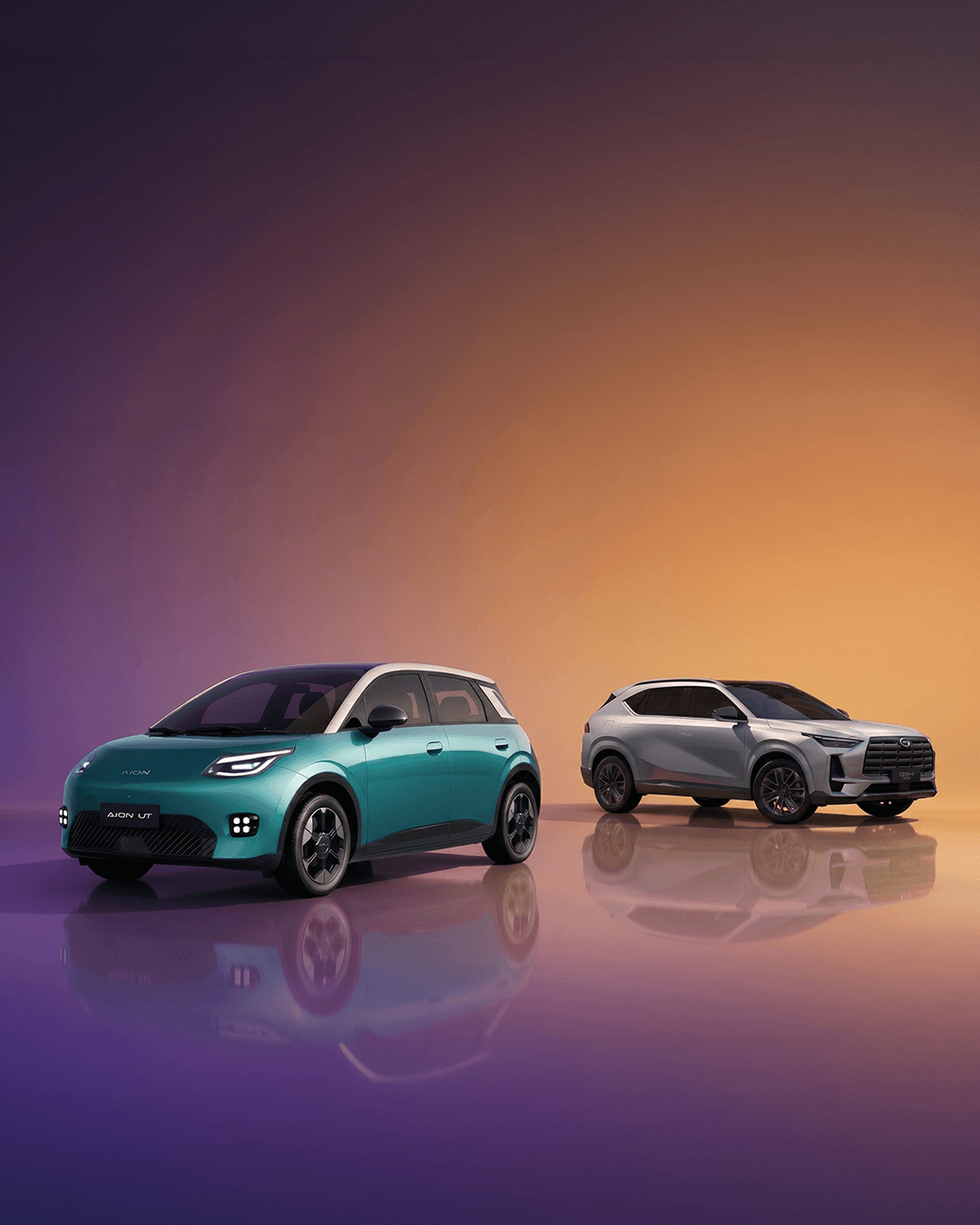 Dos autos GAC eléctricos sobre un fondo de color degradado y superficie reflectante