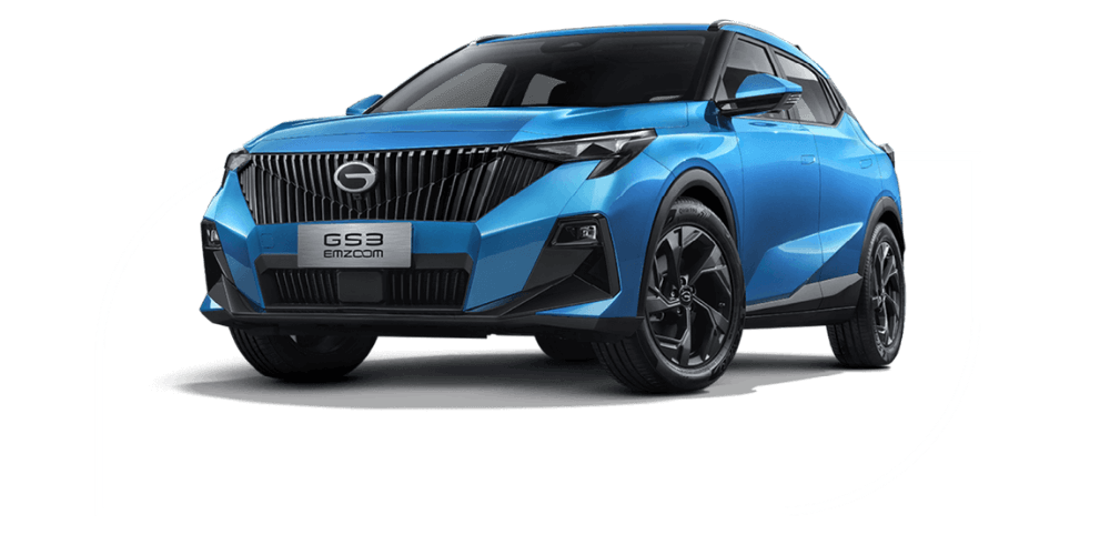 Auto azul frente a edificios modernos al atardecer.