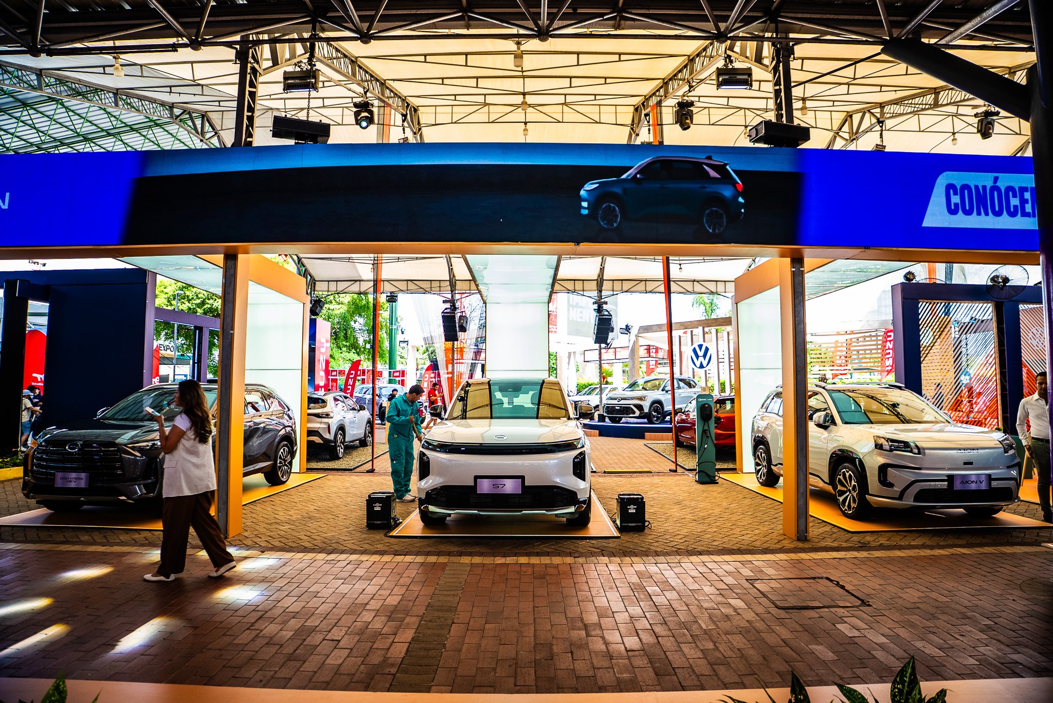 Exhibición de vehículos GAC y AION durante Autoshow 2026 en Guayaquil.