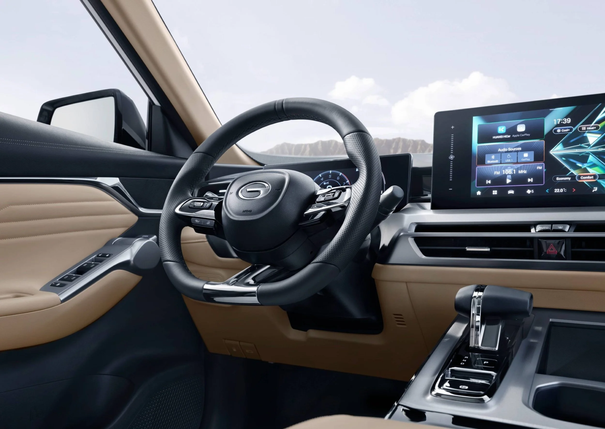 Interior de un coche con volante, tablero digital, consola central y panel de puertas en colores negro y beige.