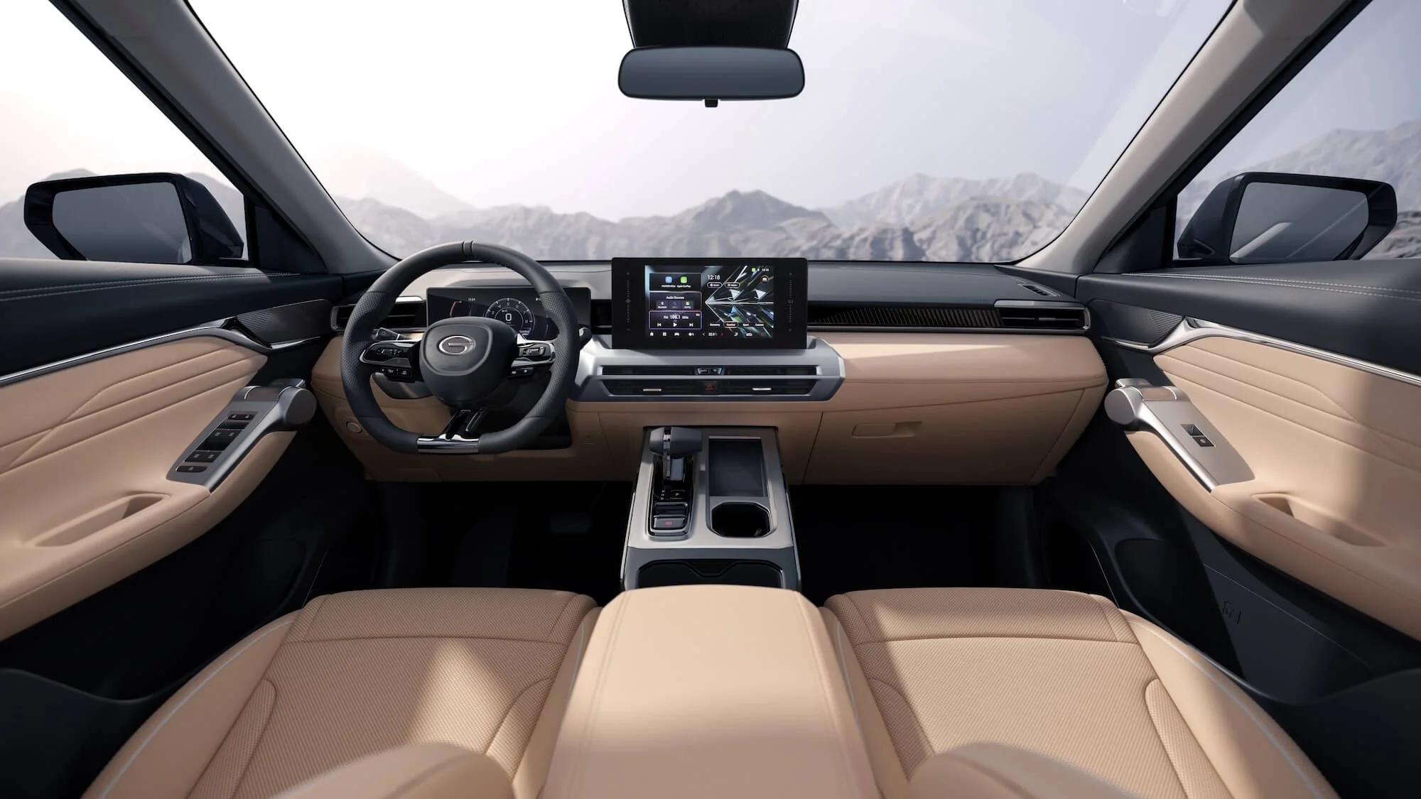 Interior de un automóvil moderno, vista desde el asiento trasero, mostrando el tablero, volante, pantalla digital y asientos beige.