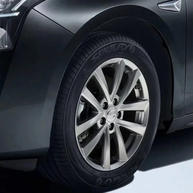 close-up de una rueda de automóvil negra con llanta de aleación y neumático брендовавятся Continental