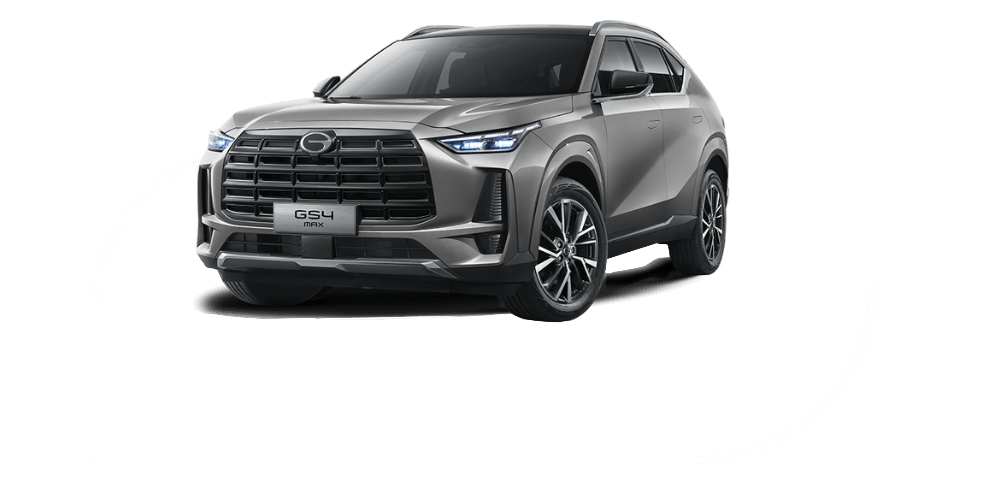 Coche SUV de color gris en una carretera en un paisaje desértico con montañas al fondo.