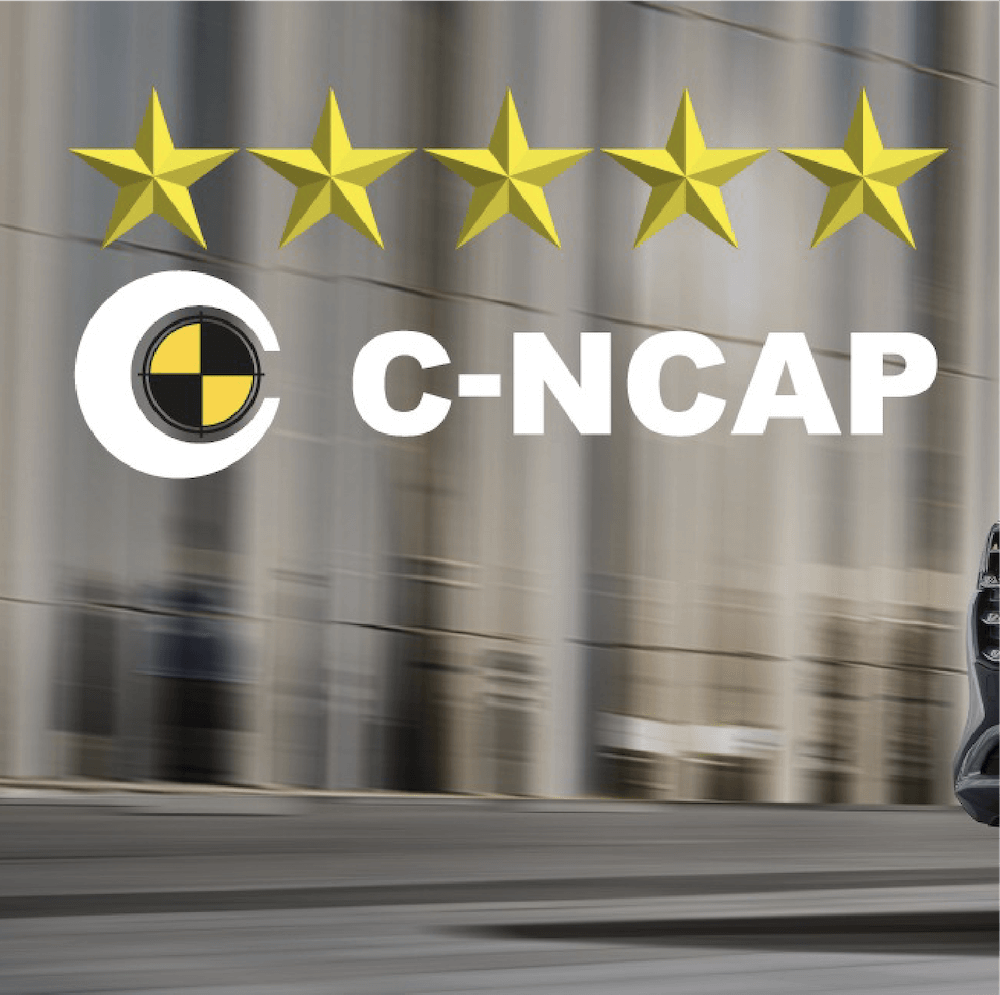 Resultado de una evaluación de seguridad con cinco estrellas doradas, logotipo de C-NCAP y fondo de edificio de concreto.