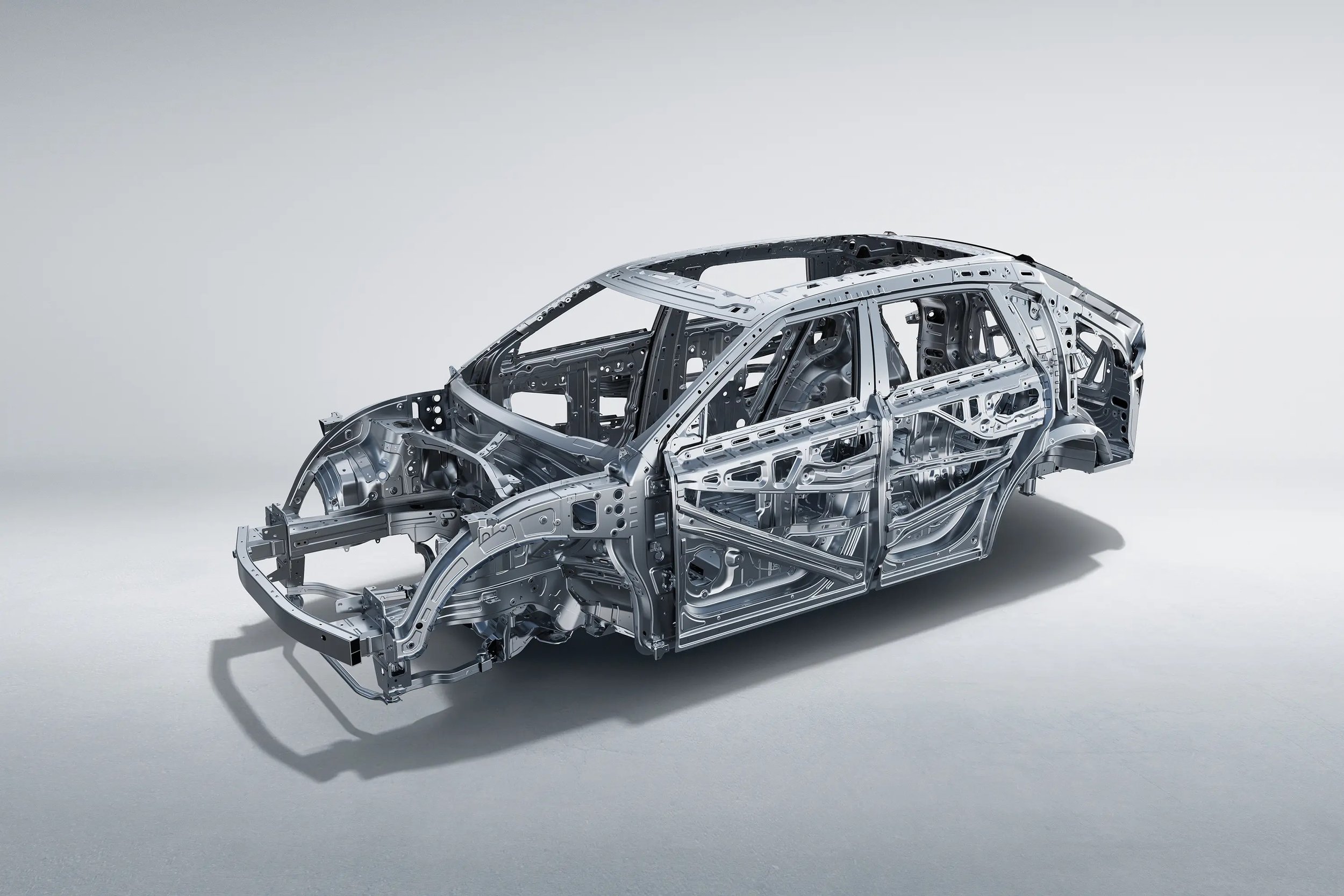 Estructura metálica de un automóvil en un fondo gris claro.