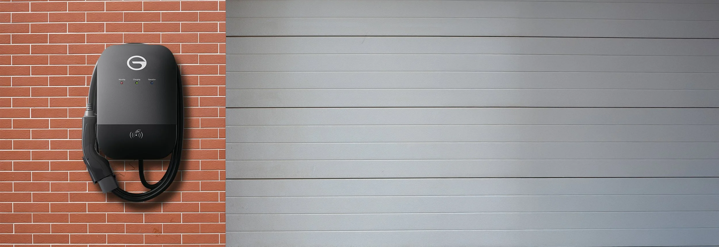 Cargador de coche eléctrico negro montado en pared de ladrillos rojos, con cable conectado y luces indicadoras de aviso, carga y operación