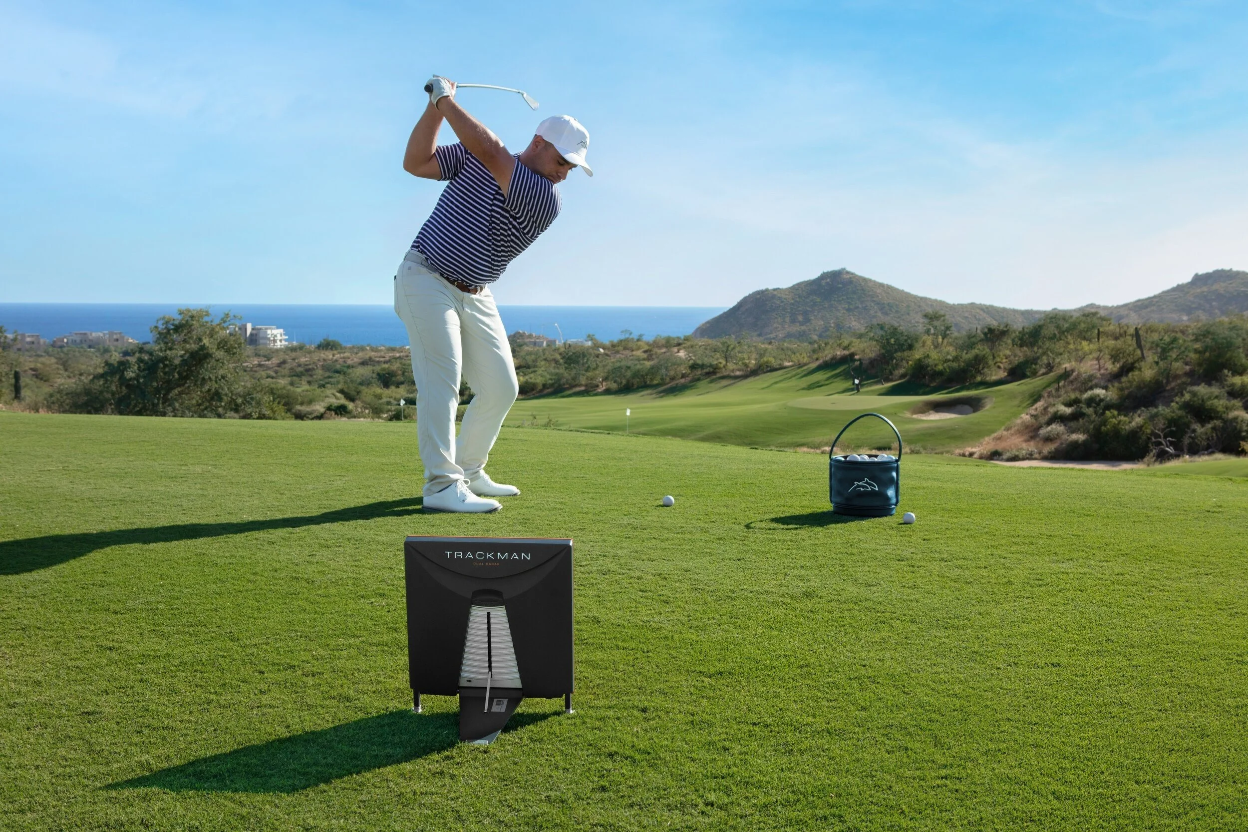 maravilla-los-cabos-golfer-tee-shot-desert-mountains.jpg
