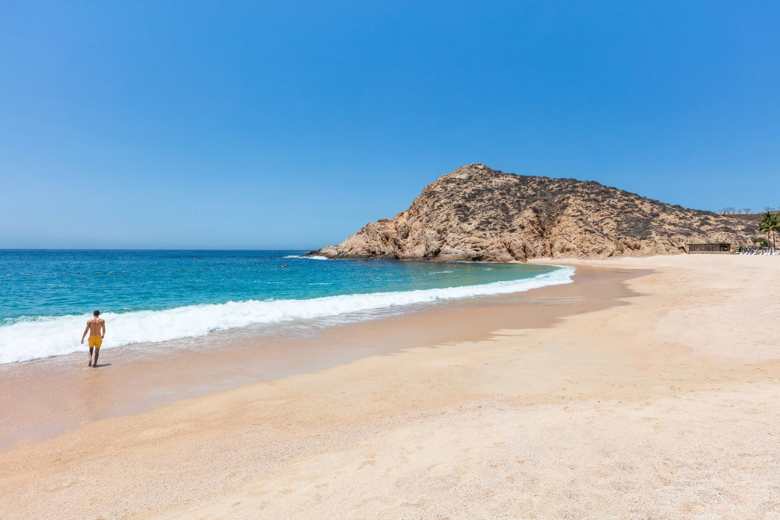maravilla-los-cabos-guest-walking-beach-turquoise-ocean.jpg