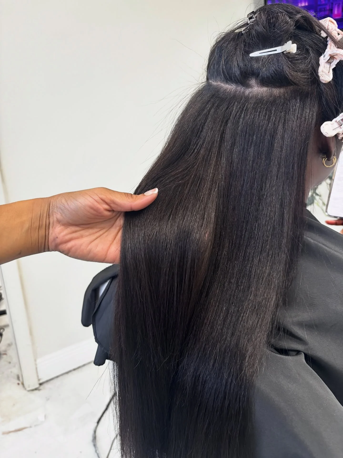 This K-Tip install was created using 200 grams of loose curly for a full, balanced result with concealed weight, added fullness, and a seamless natural-looking finish. With soft movement, refined density, and discreet placement throughout, this metho