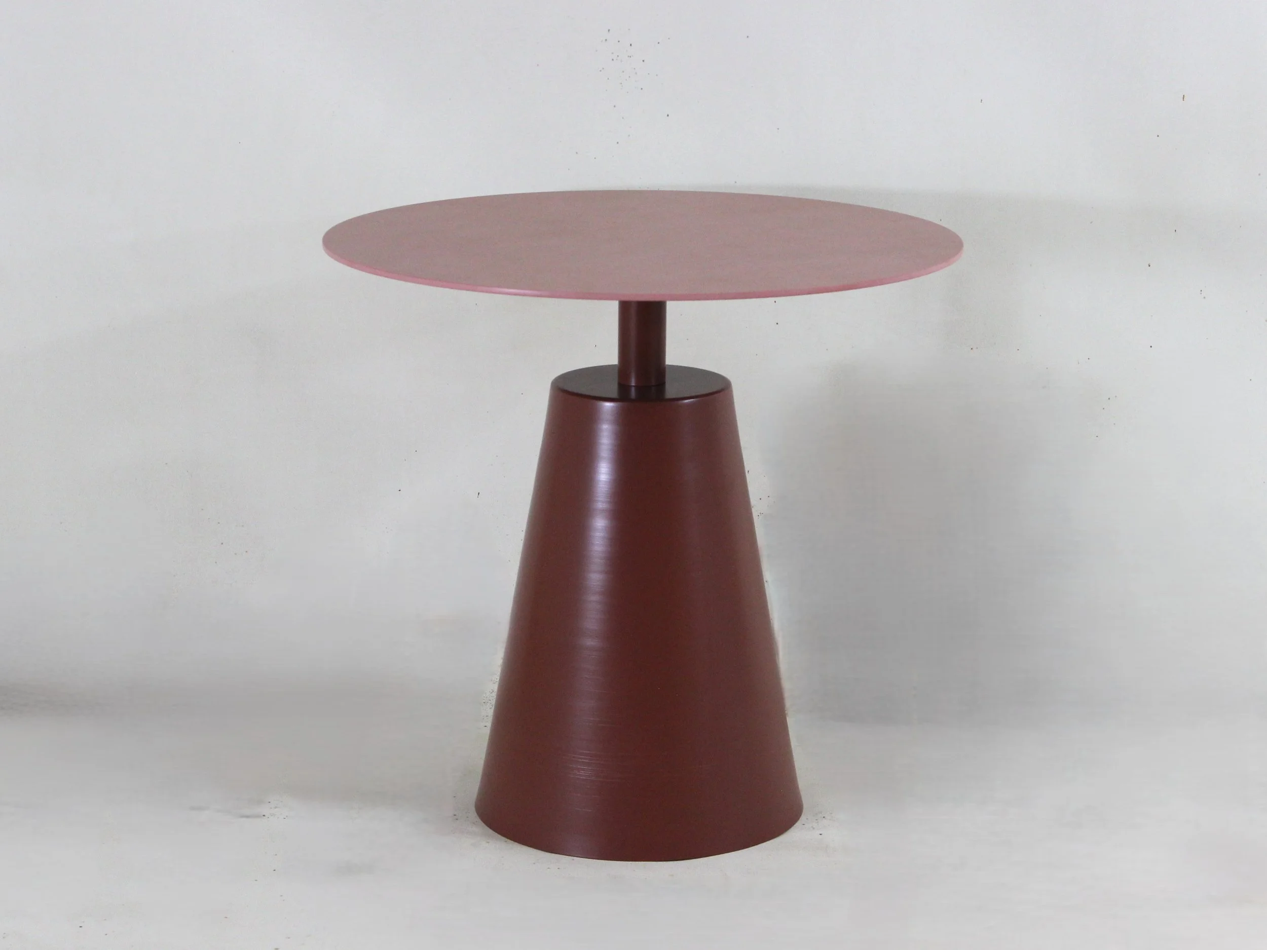 Kegelförmiges Gestell mit Steinimitat-Tischplatte