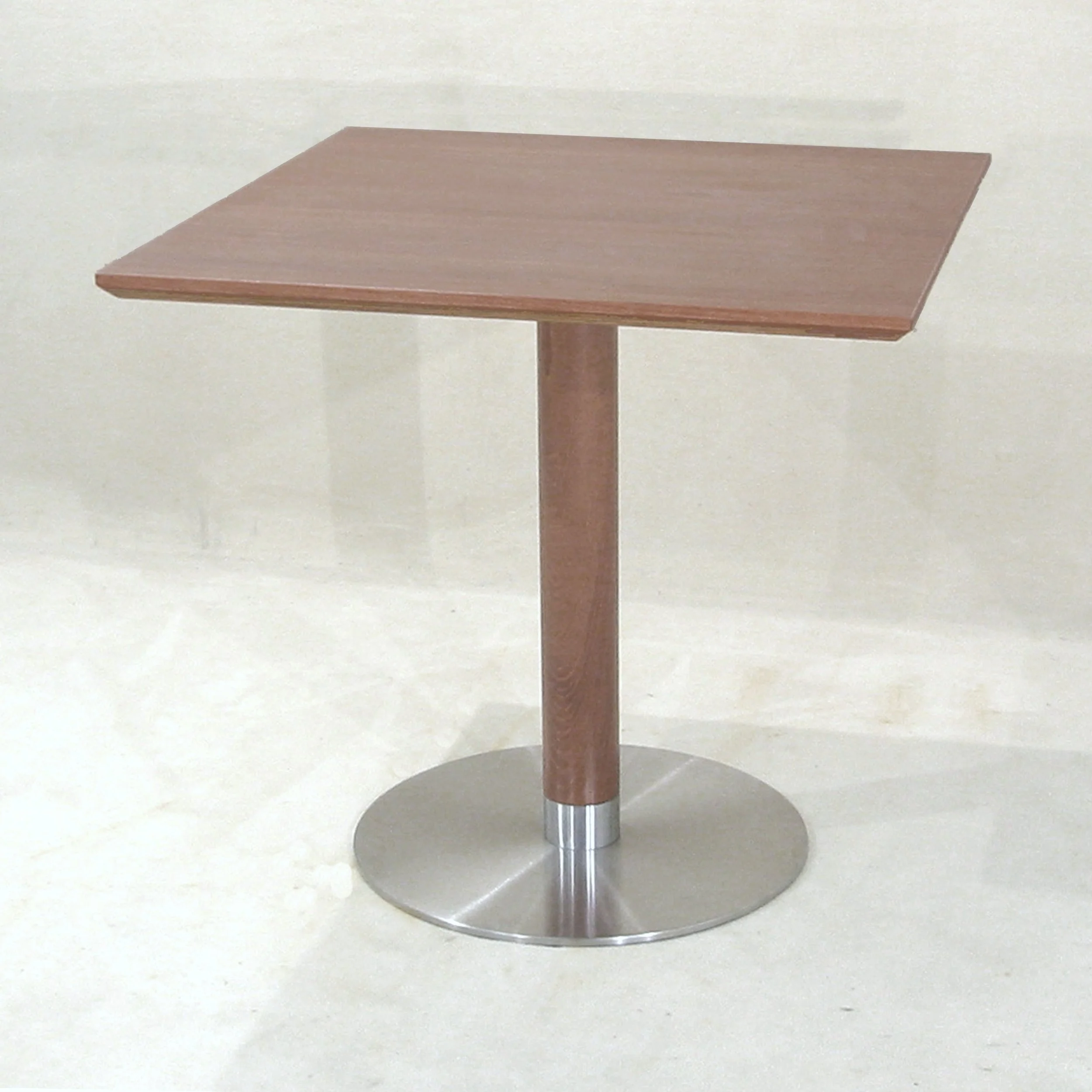 Mod. ST 4000 mit runder Holzsäule und Manchette