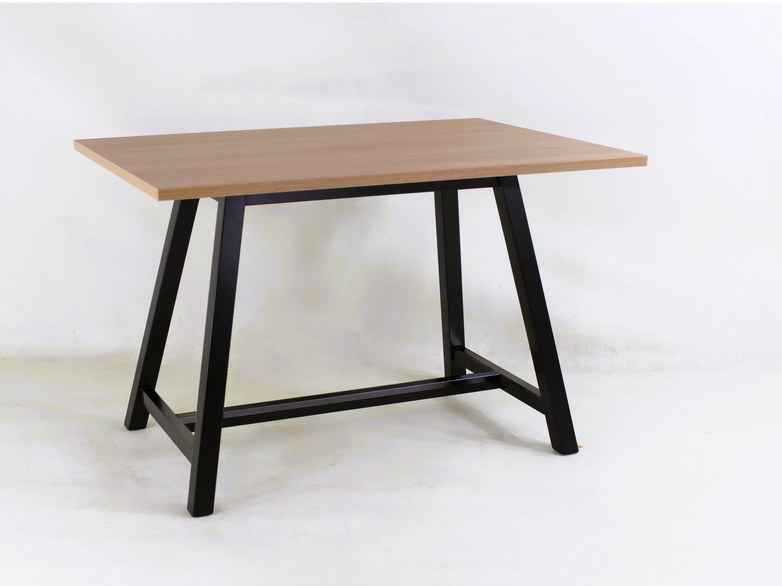 Mod. 4-Fußhochtisch Holz mit Fußreling und Trittschutz aus Edelstahl