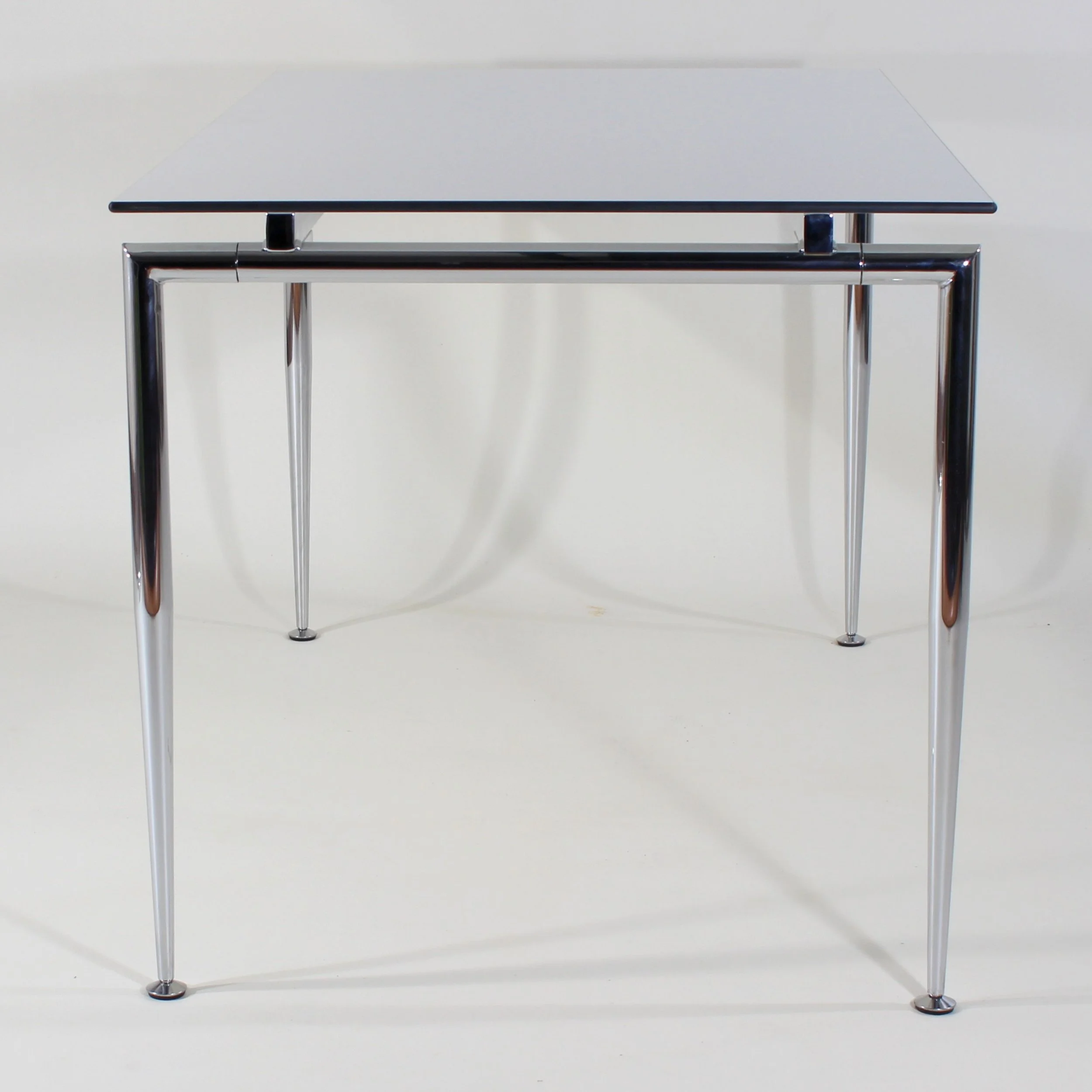 Mod. KT 09 1037 k mit konifizierten Füßen, Frontansicht