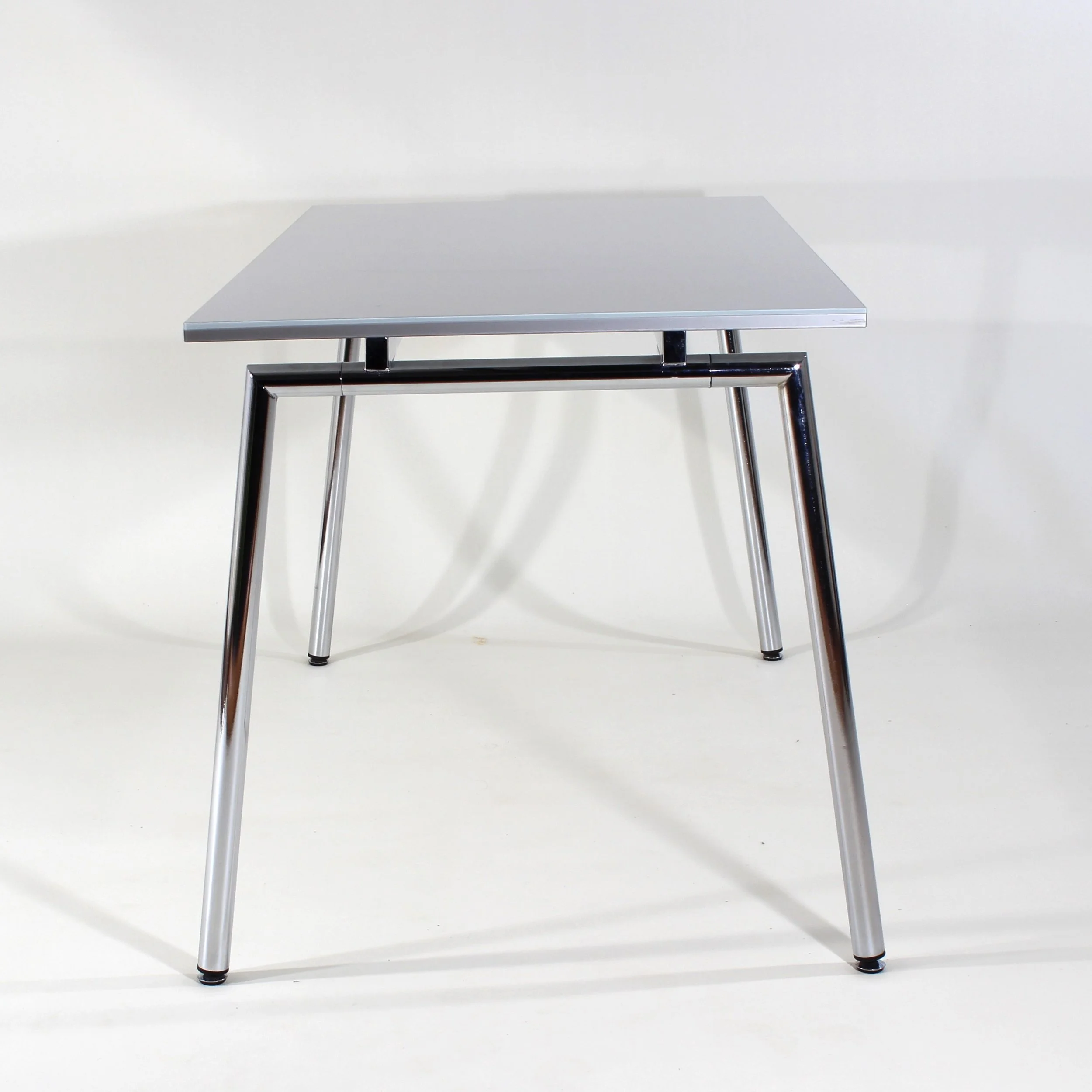 Mod. KT 09 1037 a mit a-förmigen Beinen, Frontansicht