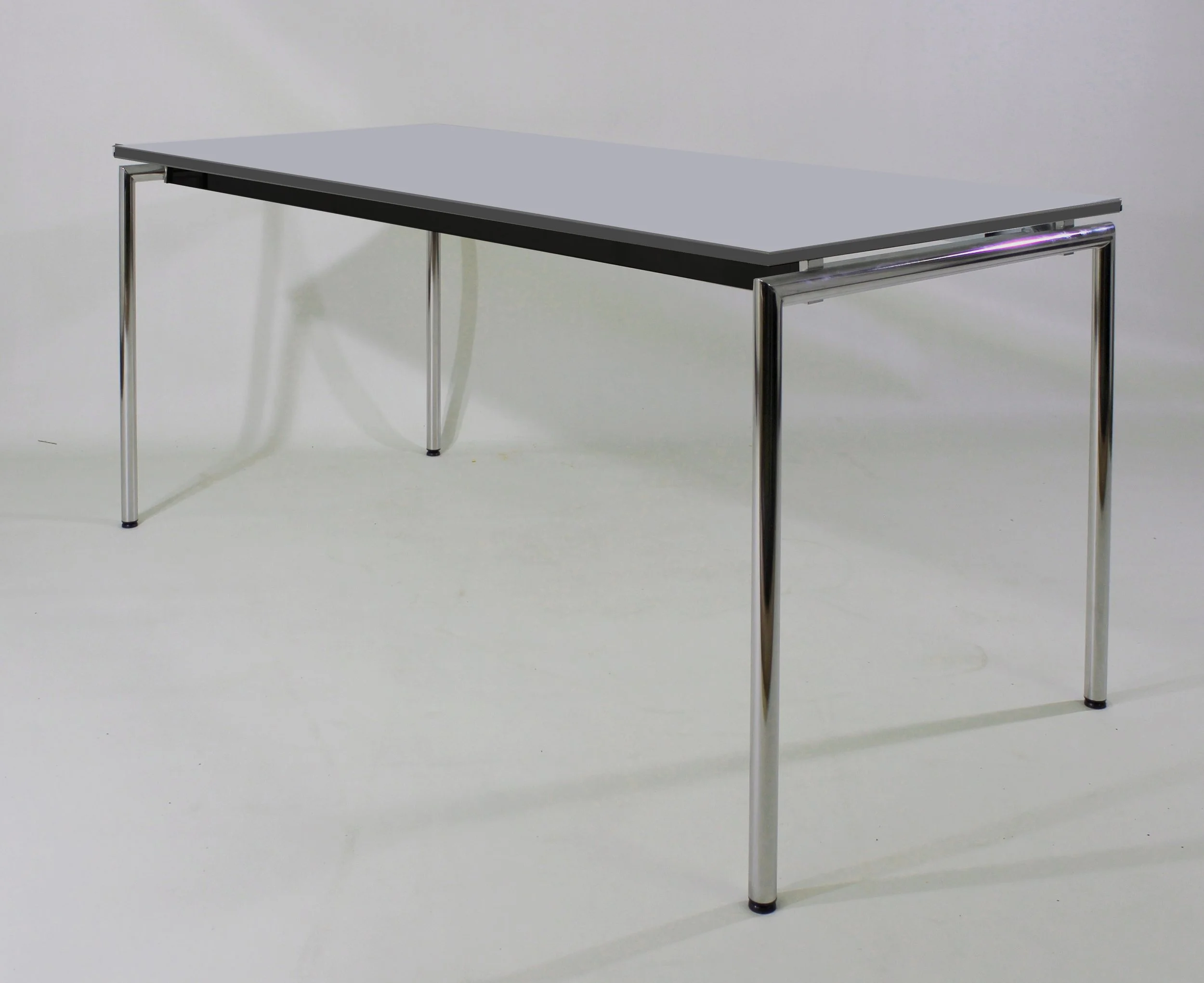 Mod. KT 08 2015 R, Seitenrahmen Rundrohr, Füße auf Gehrung