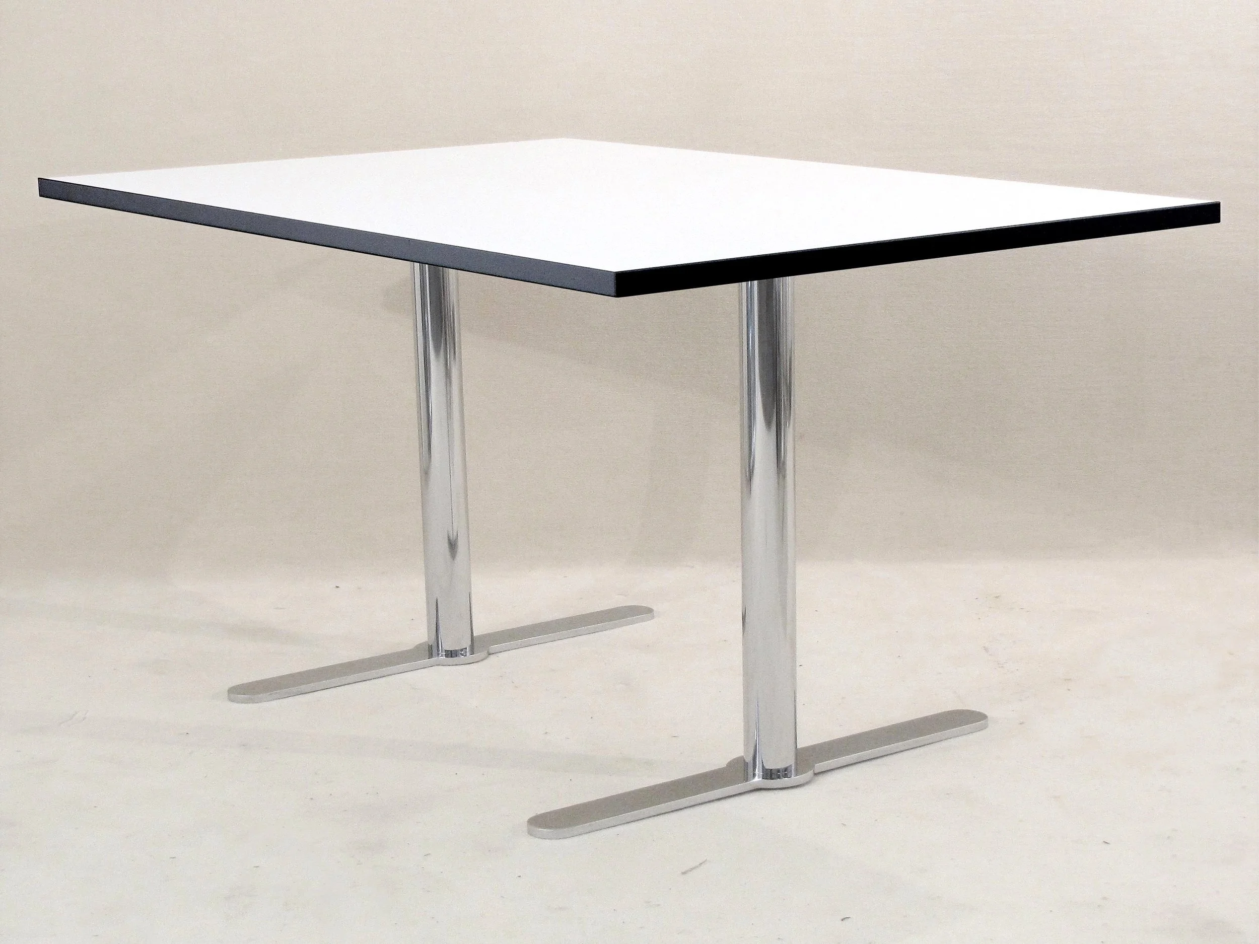 Mod. ST2 4740 Doppel-Säulentisch mit Ausleger Flachstahl