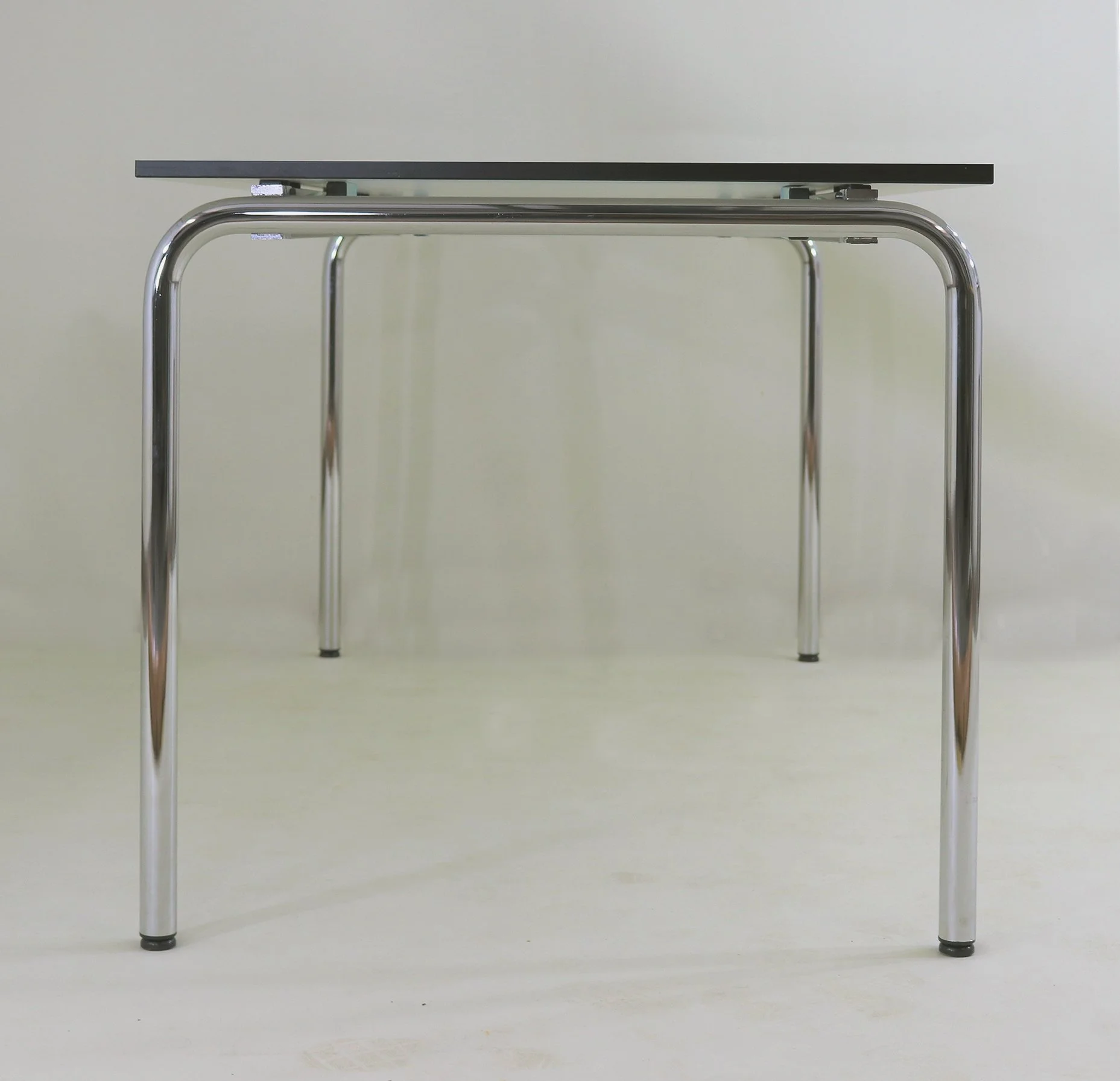 Mod. KT 08 2015 R, Seitenrahmen Rundrohr, Ecken gebogen, Frontansicht