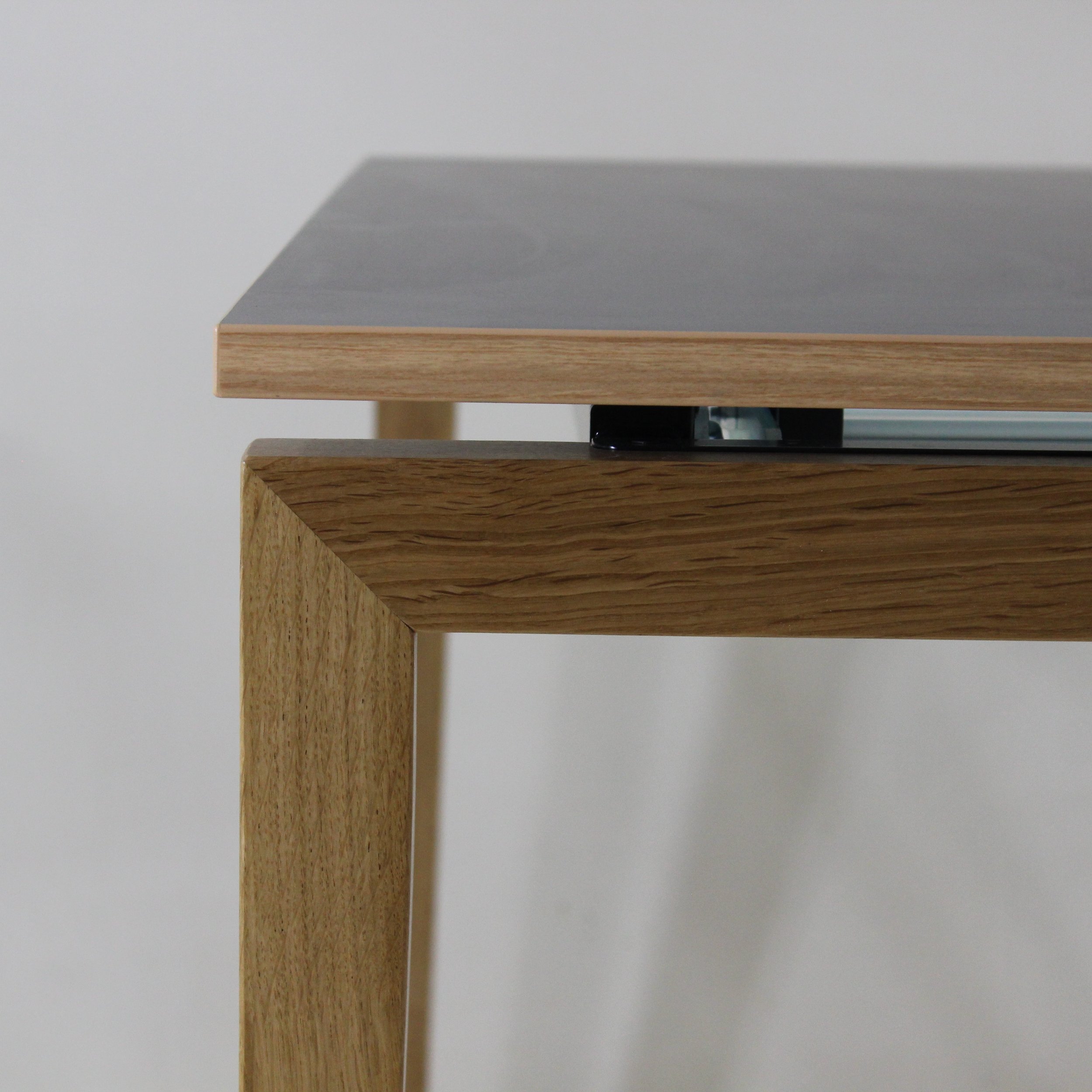 Detail Seitenrahmen fingergezinkt, Eiche massiv