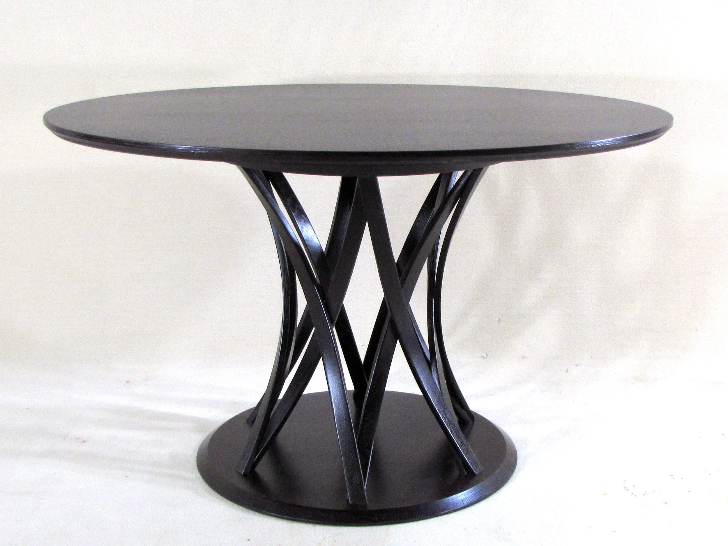 Korbform aus Massivholz, dunkel gebeizt