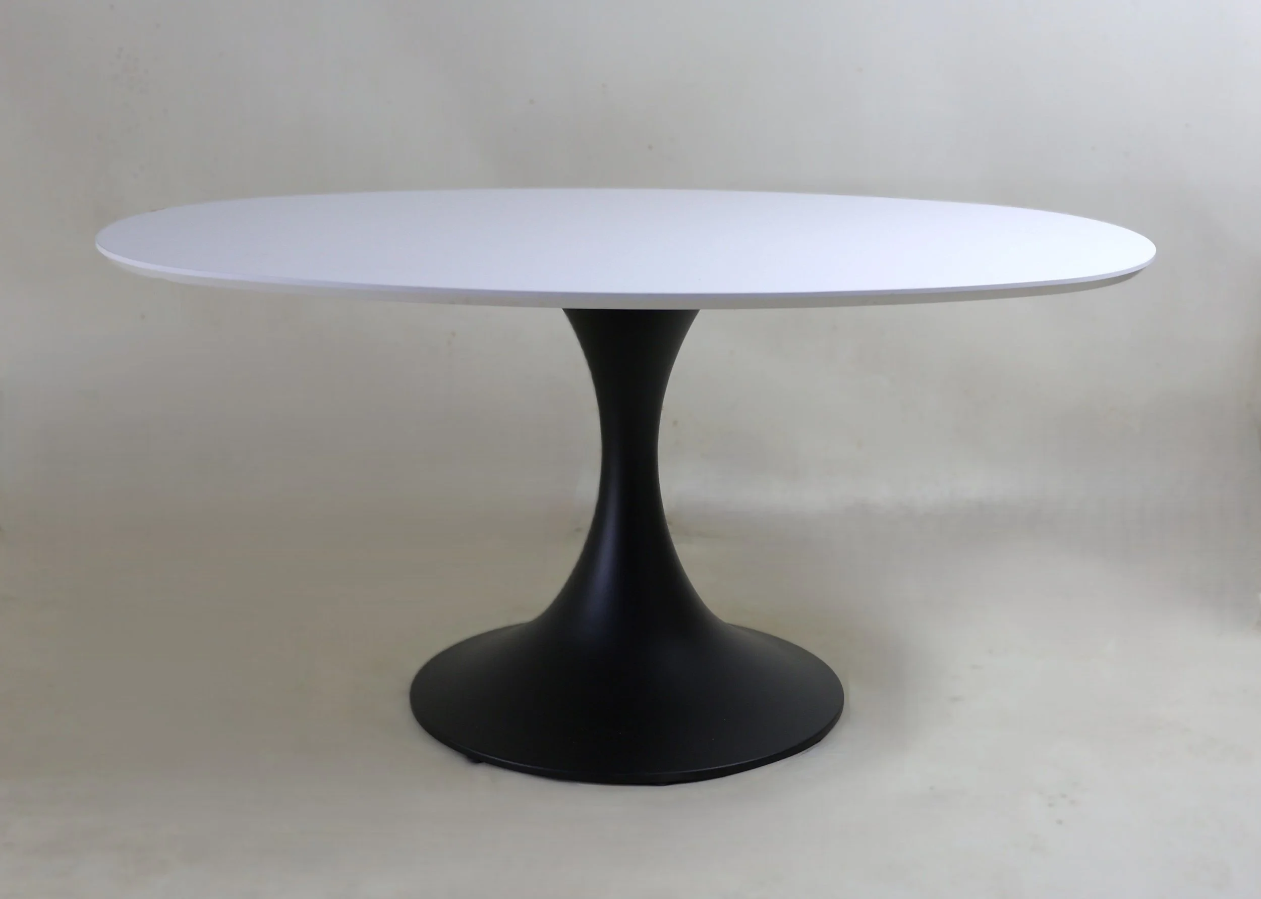 Trompetenförmiges Gestell aus Stahl