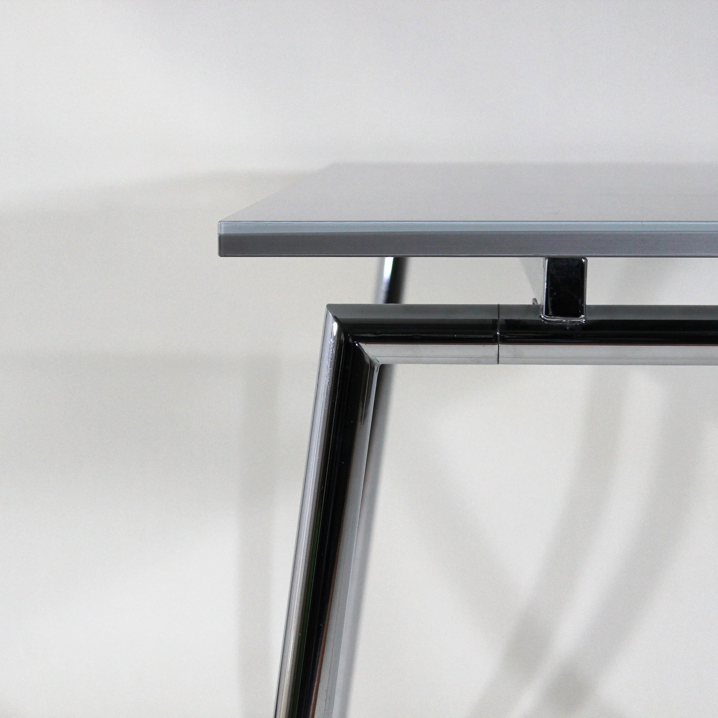 Mod. KT 09 1037 a,  mit a-färmigen Beinen, Detail