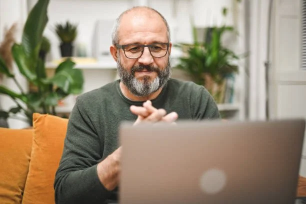 Man taking online alcohol treatment