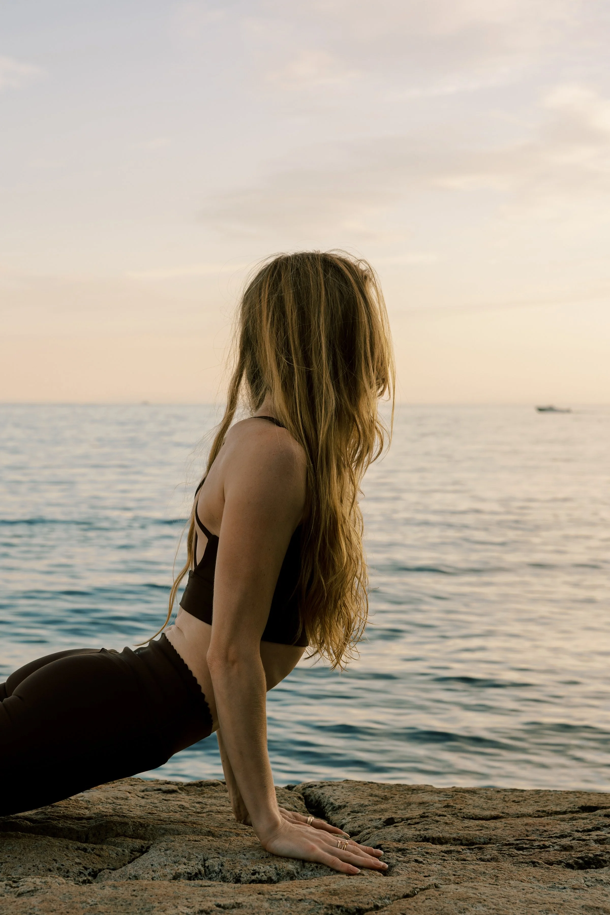 Signs You’re Outgrowing Your Life — And What That Quiet Knowing Is Trying to Tell You