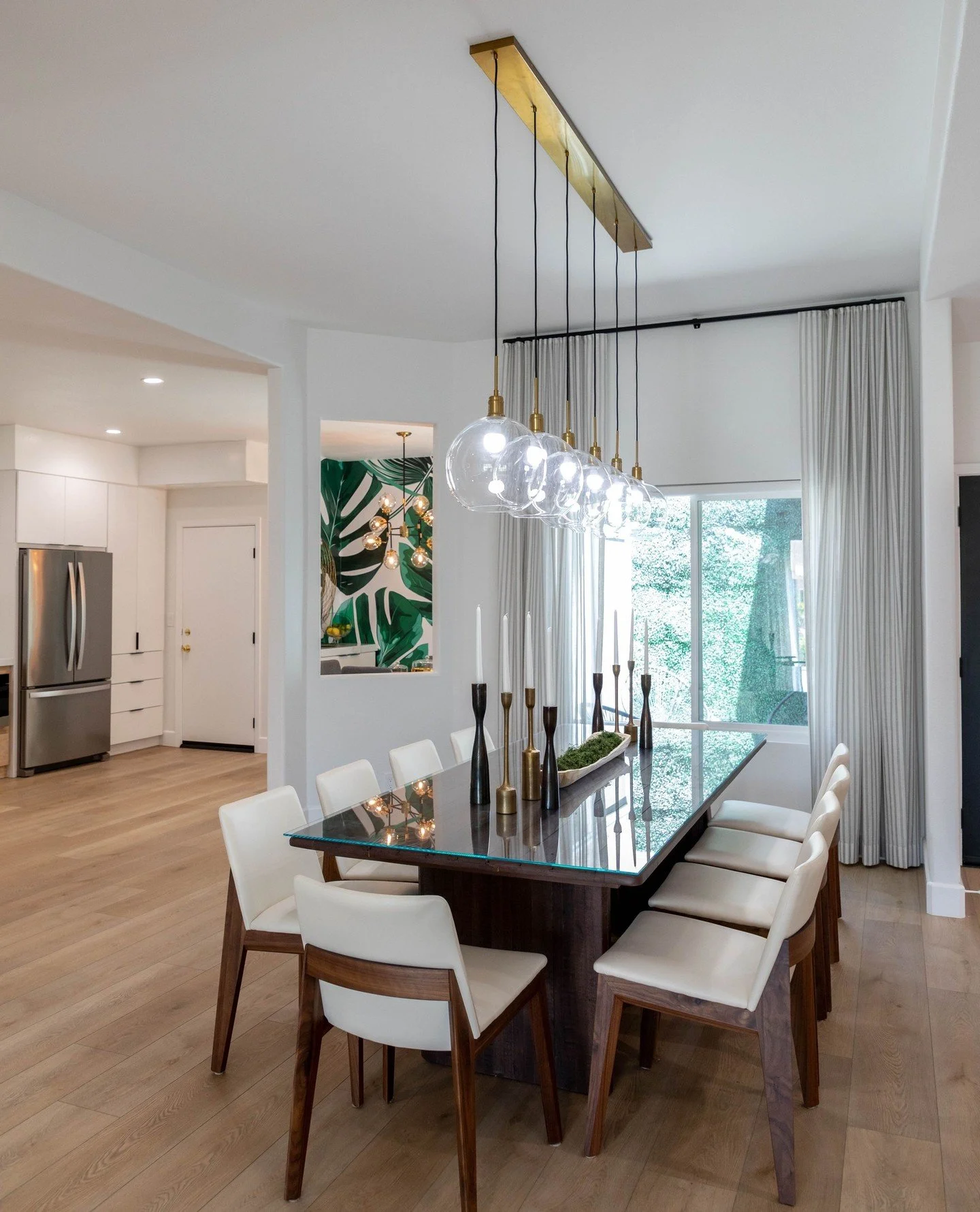 Proof that good lighting and great company make every meal unforgettable.⁠
.⁠
.⁠
.⁠
.⁠
⁠
#InteriorDesign #HomeDecor #InteriorInspo #HomeInspiration #DesignLife #InteriorStyling #HomeStyle #ModernInteriors #InteriorArchitecture #BedroomDesign #LuxuryI