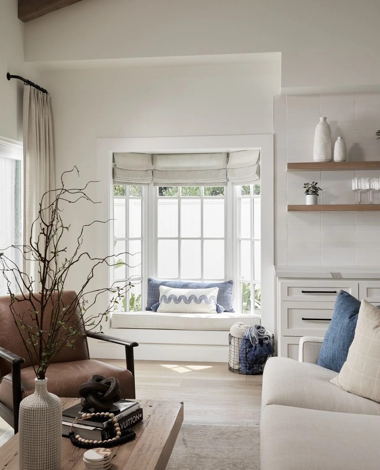 Sunlit serenity ☀️ A cozy corner that proves the best views are often right at home.⁠
.⁠
.⁠
.⁠
.⁠
#InteriorDesign #HomeDecor #InteriorInspo #HomeInspiration #DesignLife #InteriorStyling #HomeStyle #ModernInteriors #InteriorArchitecture #BedroomDesign