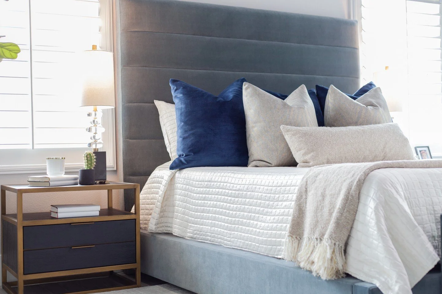 When the headboard makes a statement, the rest of the room just follows its lead. Effortless luxury. 🤍⁠
.⁠
.⁠
.⁠
.⁠
#InteriorDesign #HomeDecor #InteriorInspo #HomeInspiration #DesignLife #InteriorStyling #HomeStyle #ModernInteriors #InteriorArchitec