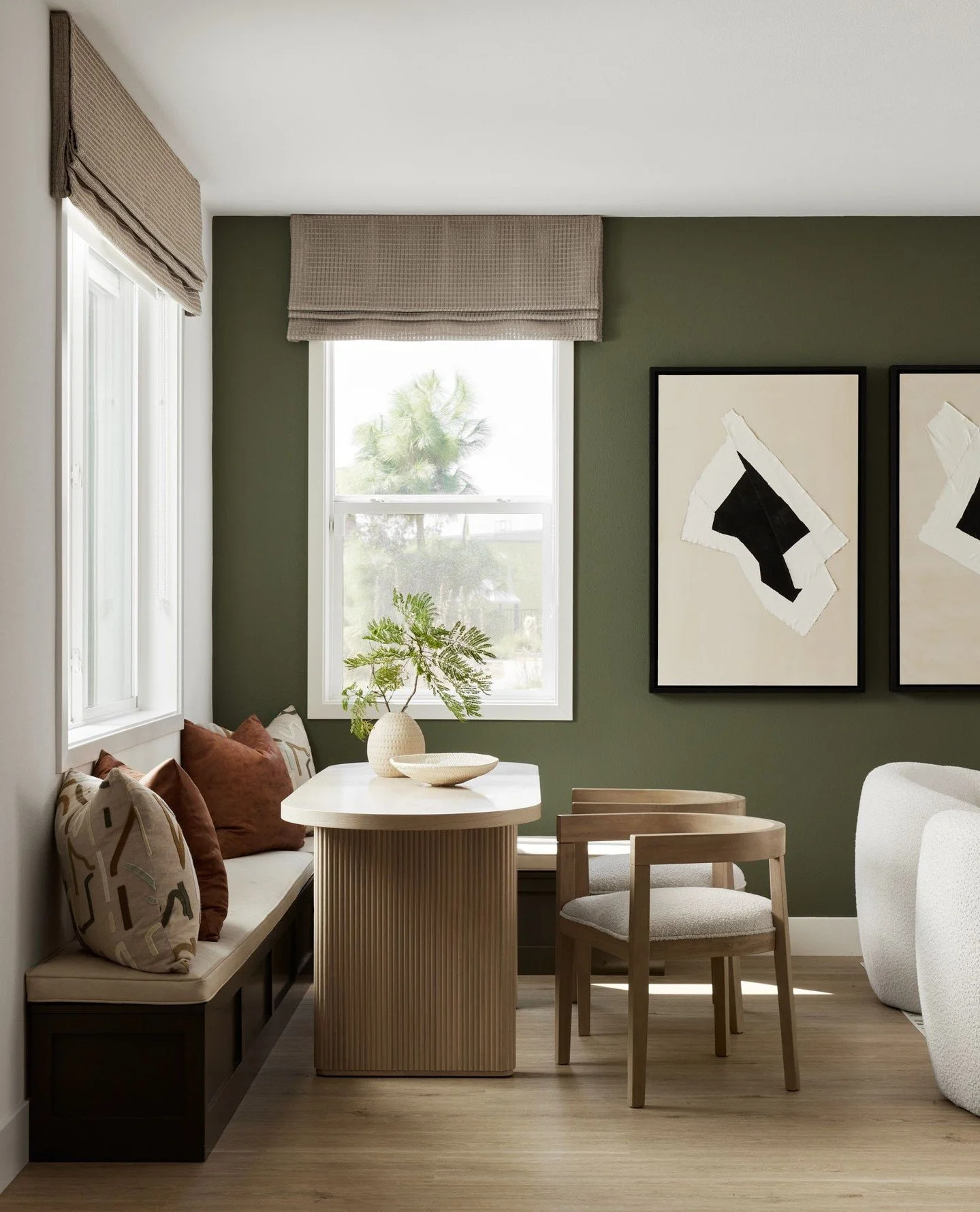 Design tip: put a cozy nook here and suddenly everyone wants the corner seat.⁠
.⁠
.⁠
.⁠
.⁠
#InteriorDesign #HomeDecor #InteriorInspo #HomeInspiration #DesignLife #InteriorStyling #HomeStyle #ModernInteriors #InteriorArchitecture #BedroomDesign #Luxur