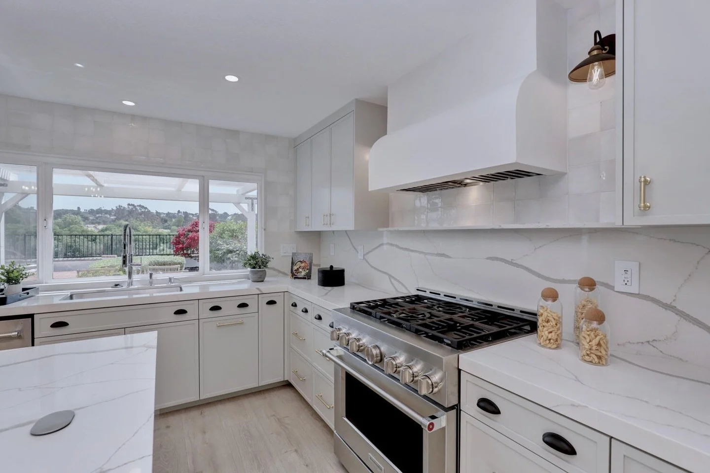 Sunlit counters, smooth stone, and all the essentials within reach, including that perfect little olive-oil perch.
.
.
.
.
#ocid #orangecoastinteriordesign #luxurydesigns #luxurykitchens
