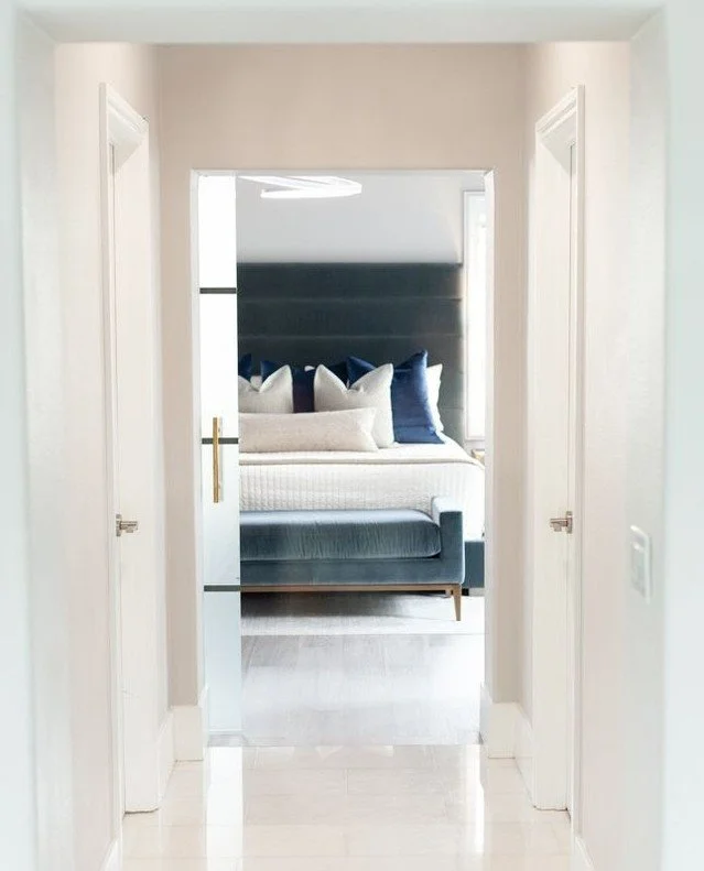 When the path leads to a perfectly styled bed.⁠
.⁠
.⁠
.⁠
.⁠
#InteriorDesign #HomeDecor #InteriorInspo #HomeInspiration #DesignLife #InteriorStyling #HomeStyle #ModernInteriors #InteriorArchitecture #BedroomDesign #LuxuryInteriors #InteriorDecoration 