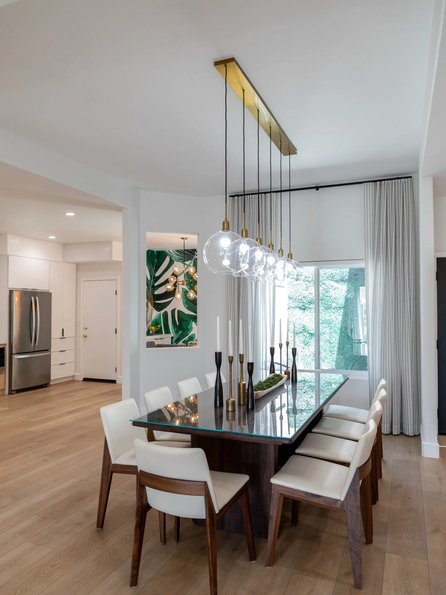 This La Quinta dining room proves that a statement chandelier and a little natural light can turn every meal into an occasion.
.
.
.
.
#ocid #orangecoastinteriordesign #luxurydesign #laquinta
