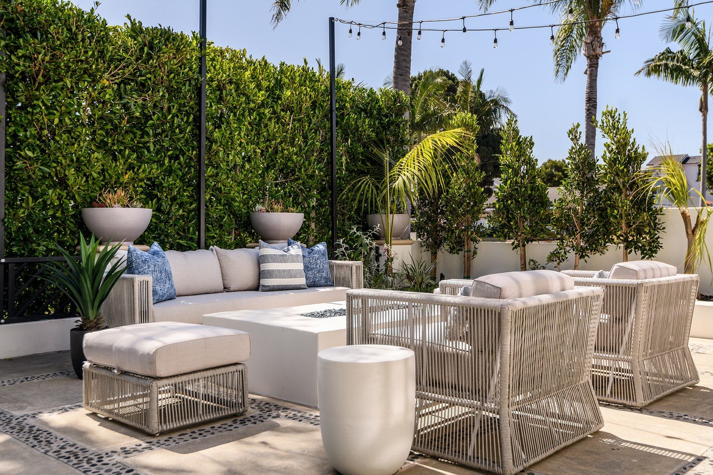 Super Bowl Sunday, beautiful weather, and a space made for hosting. 🏈✨⁠
.⁠
.⁠
.⁠
.⁠
#InteriorDesign #HomeDecor #InteriorInspo #HomeInspiration #DesignLife #InteriorStyling #HomeStyle #ModernInteriors #InteriorArchitecture #BedroomDesign #LuxuryInter