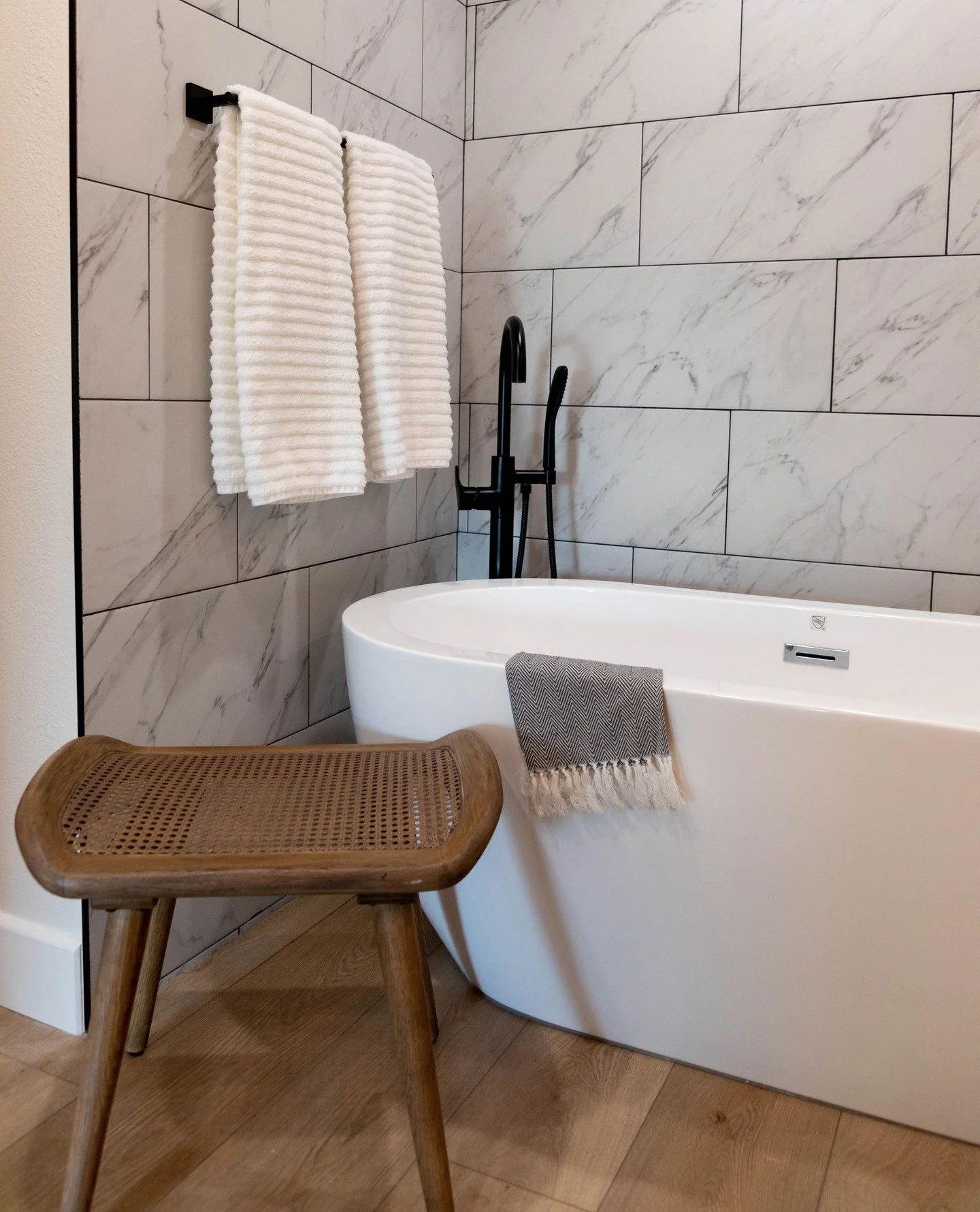 Soaking in the details 🛁✨⁠
.⁠
.⁠
.⁠
.⁠
#InteriorDesign #HomeDecor #InteriorInspo #HomeInspiration #DesignLife #InteriorStyling #HomeStyle #ModernInteriors #InteriorArchitecture #BedroomDesign #LuxuryInteriors #InteriorDecoration #HomeDesigner #Inter